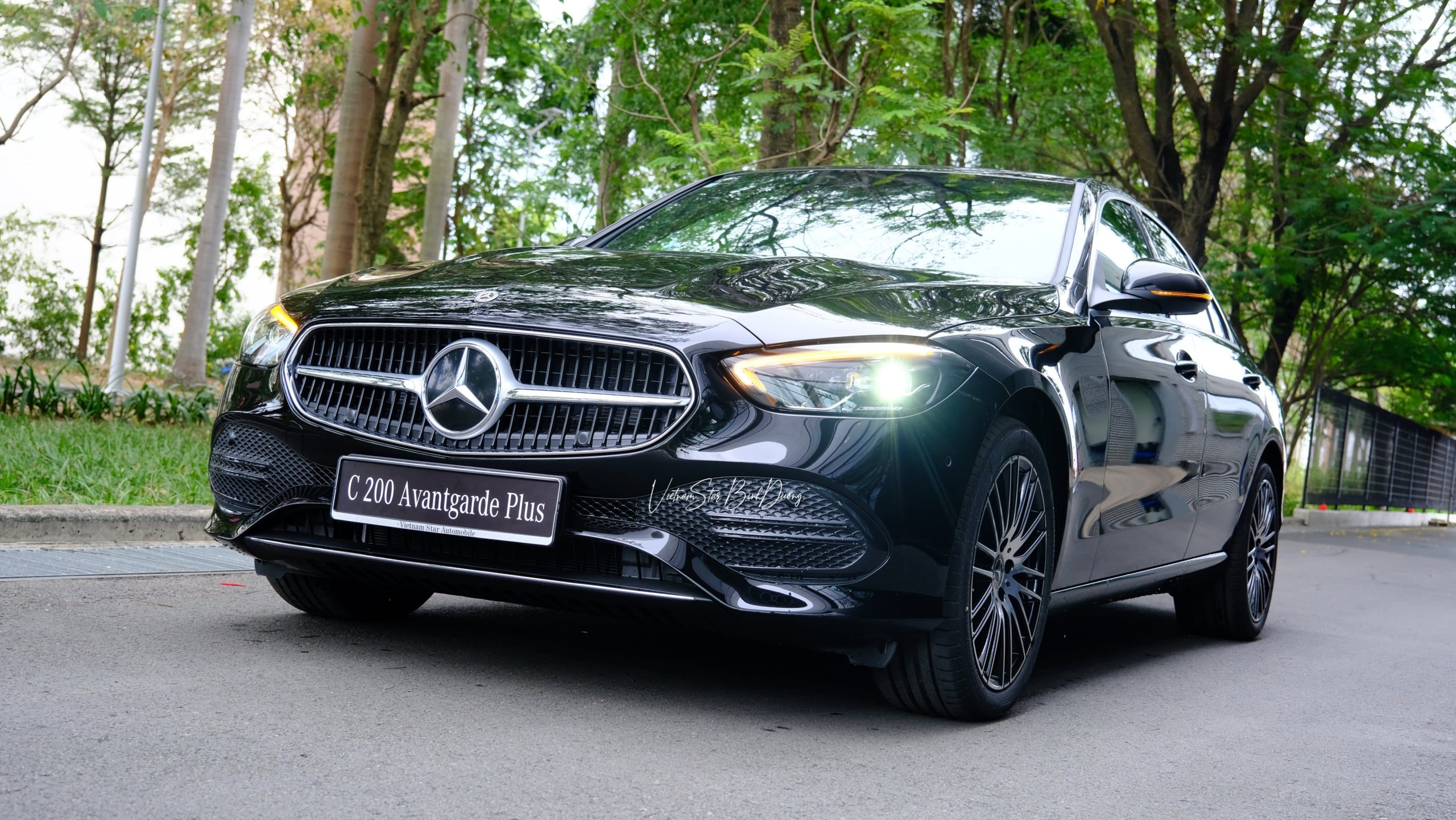 Mercedes C 200 Avantgarde Plus 9 Mercedes C200 Plus với gói thiết kế ngoại thất Avantgarde sang trọng, hiện đại.