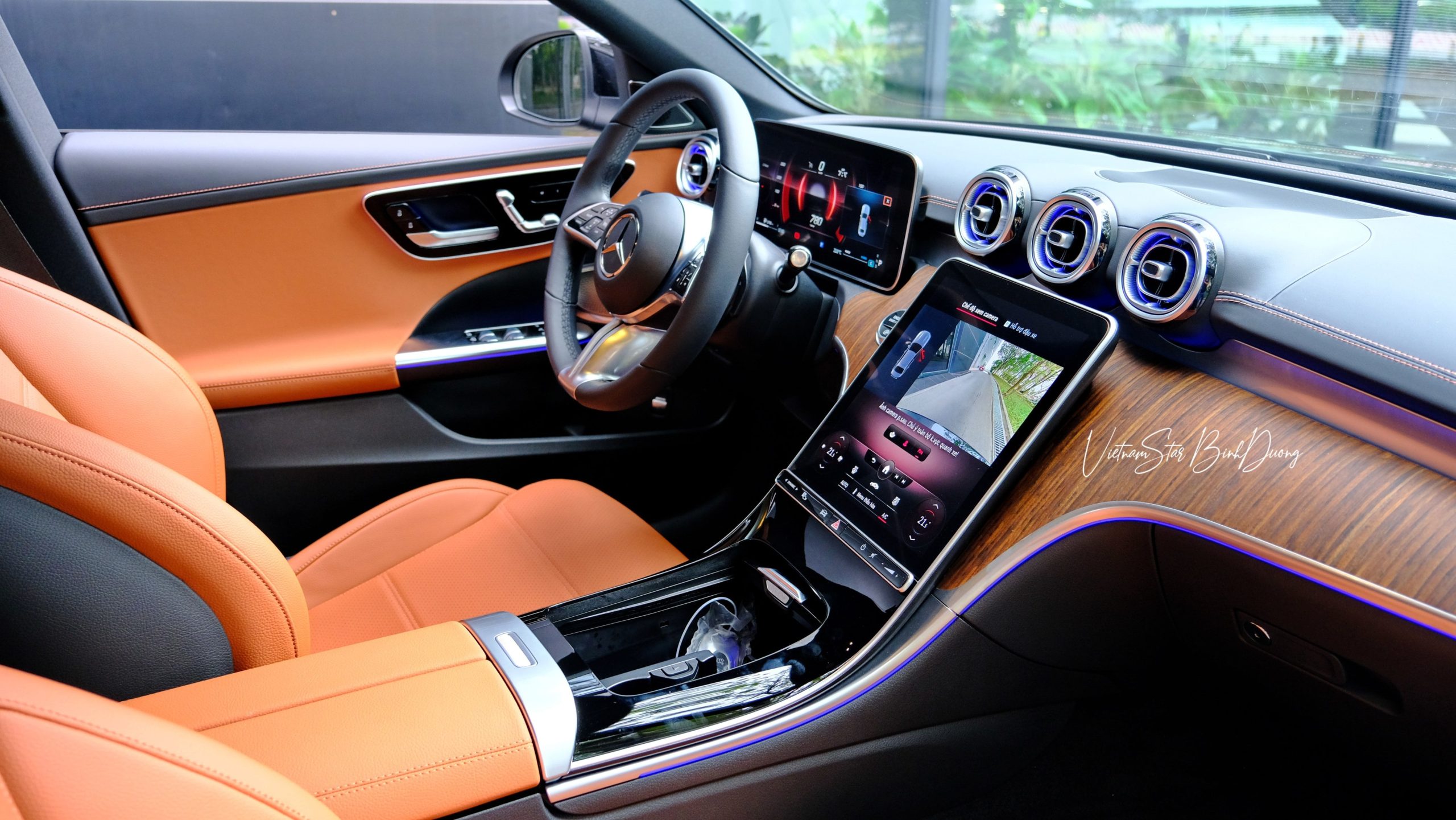 Mercedes C 200 Avantgarde Plus 15 Nội thất C200 Plus bọc da Artico và ốp gỗ Open-pore màu nâu/đen sang trọng.