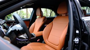 Mercedes C 200 Avantgarde Plus 7 Nội thất C200 Plus bọc da Artico và ốp gỗ Open-pore màu nâu/đen sang trọng.