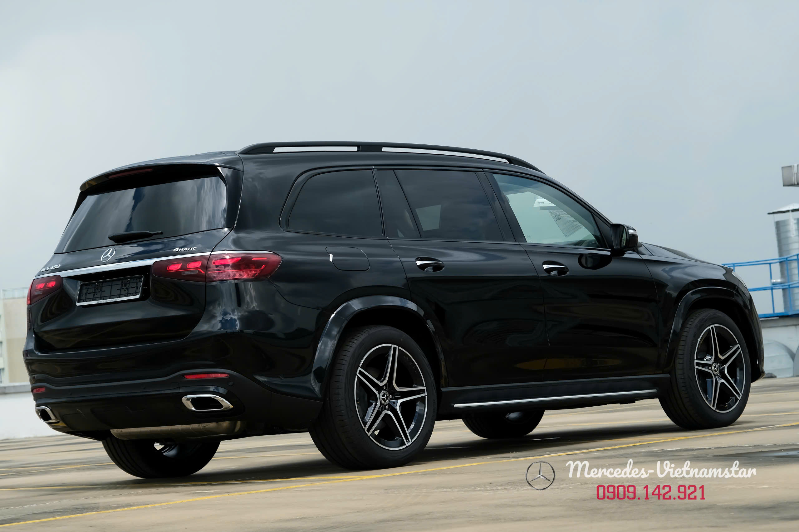 Mercedes-Benz GLS 450 Edition 30 12 Cản trước/sau thể thao của GLS 450 Edition 30 với chi tiết chrome.