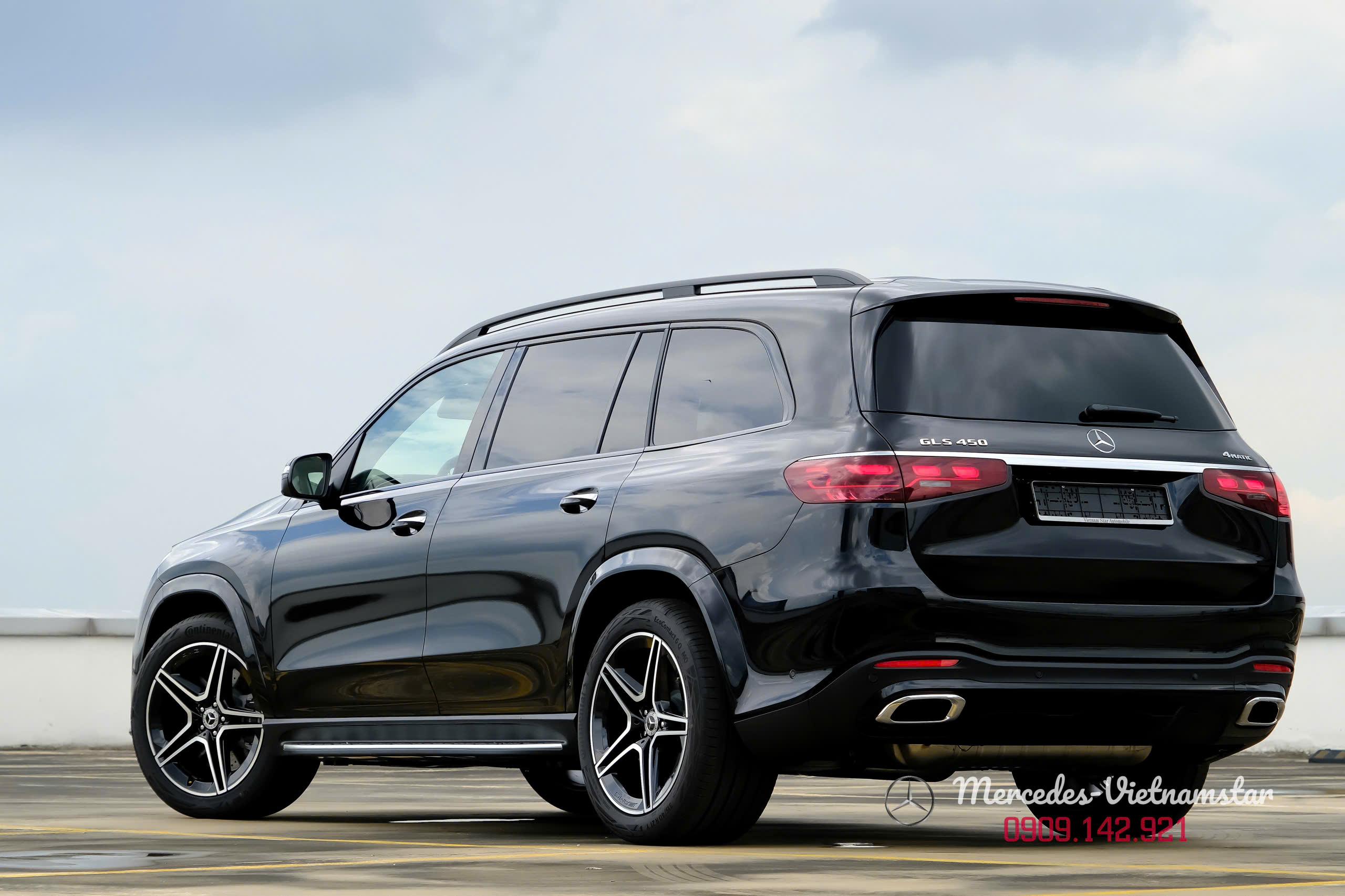 Mercedes-Benz GLS 450 Edition 30 24 Chi tiết mạ chrome ở viền cửa sổ của GLS 450 Edition 30.