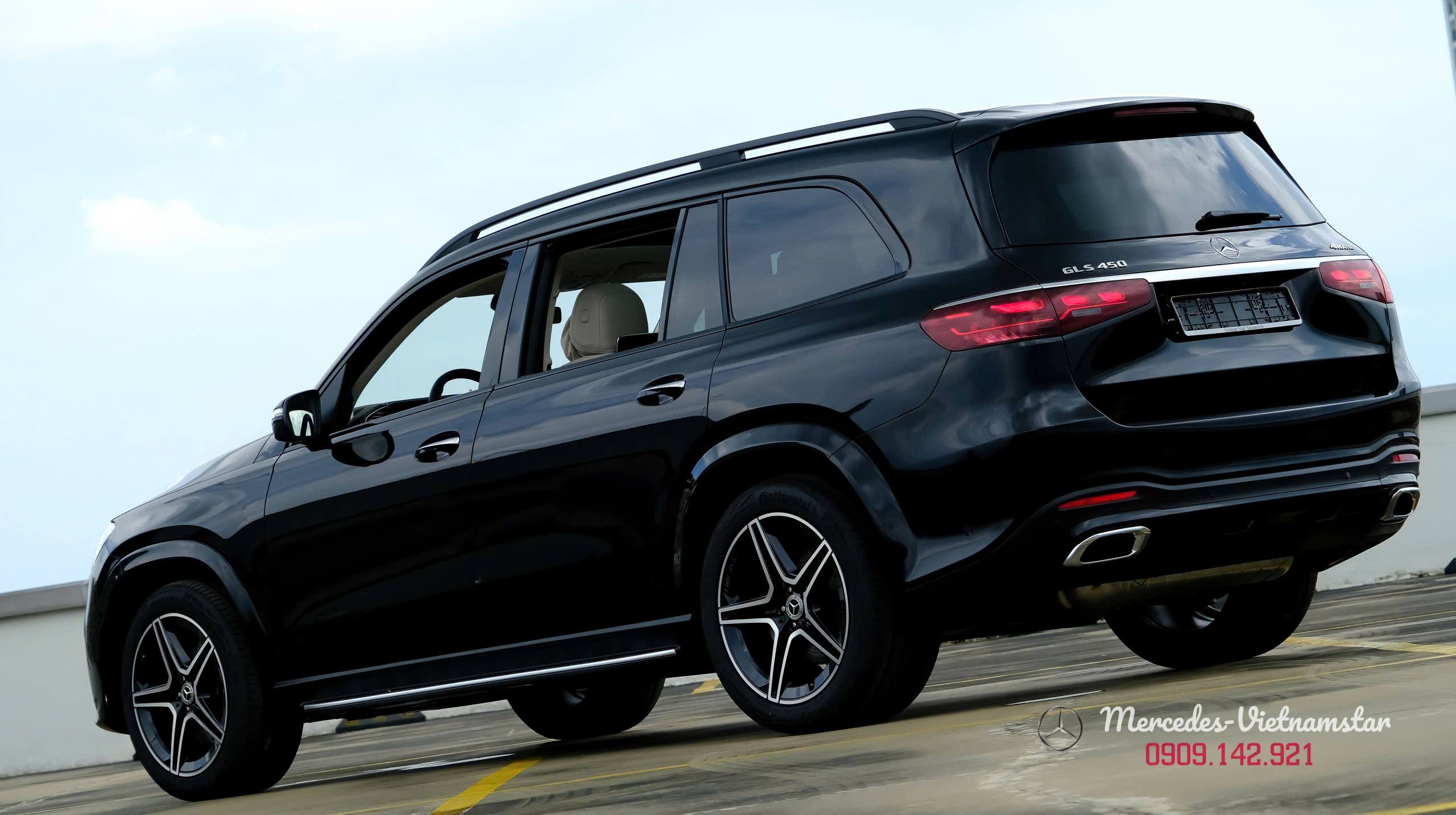 Mercedes-Benz GLS 450 Edition 30 15 GLS 450 Edition 30 nhìn từ góc
3/4 sau, dáng SUV cỡ lớn.