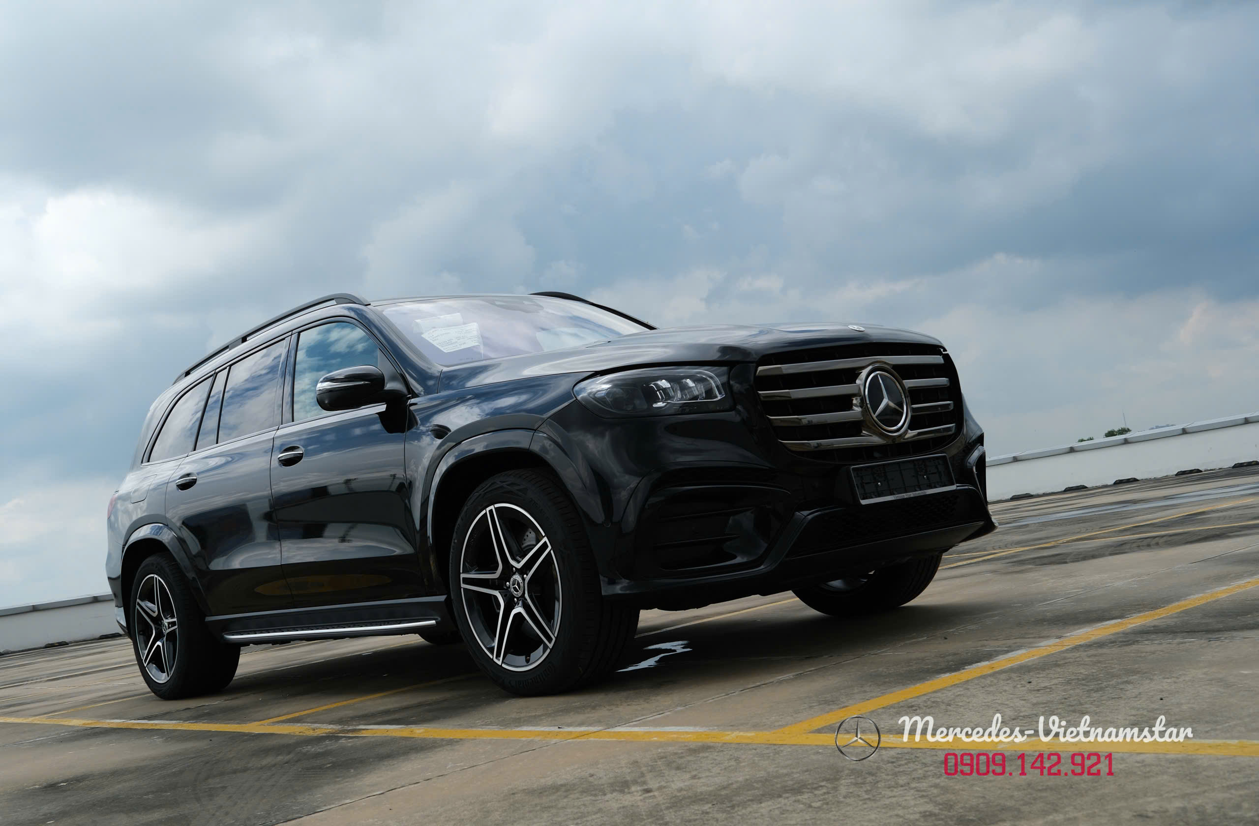 Mercedes-Benz GLS 450 Edition 30 45 GLS 450 Edition 30 với gói ngoại thất AMG Line thể thao.
