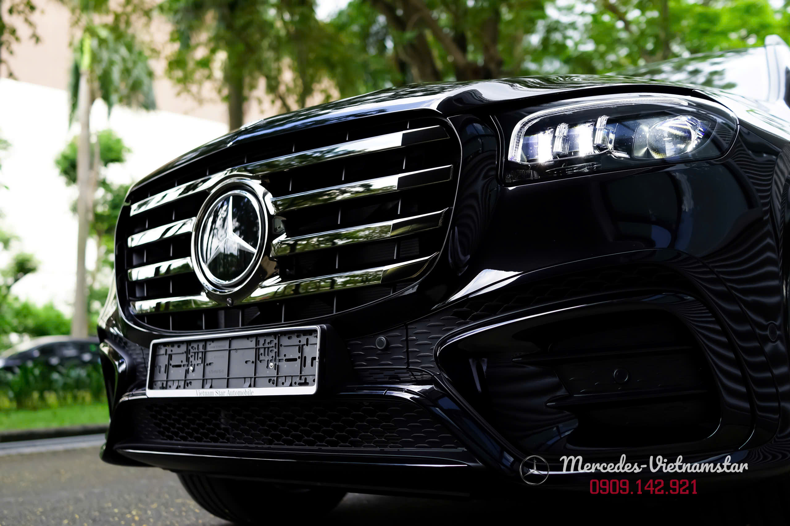 Mercedes-Benz GLS 450 Edition 30 17 Lưới tản nhiệt mạ chrome đặc trưng của Mercedes GLS Edition 30.