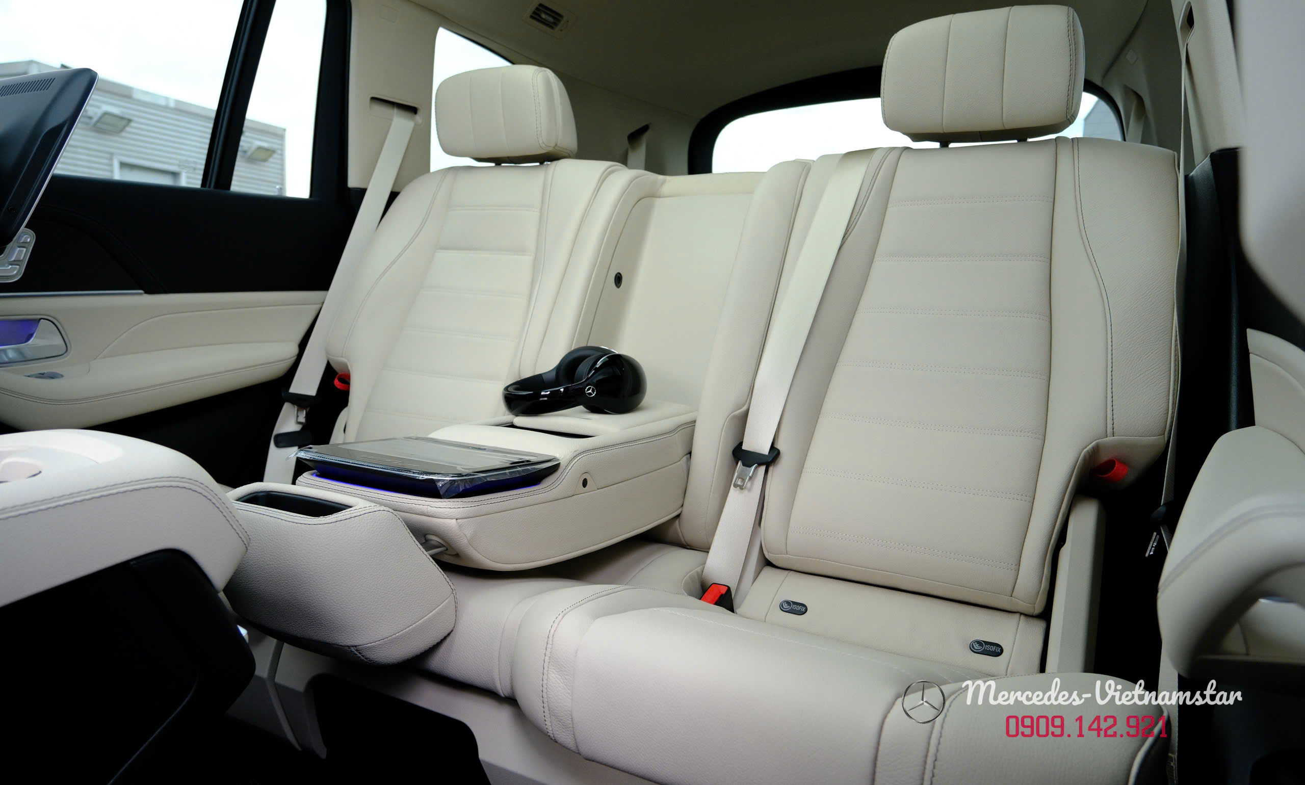 Mercedes-Benz GLS 450 Edition 30 34 Hàng ghế thứ hai GLS 450 Edition 30 là không gian làm việc lý tưởng.