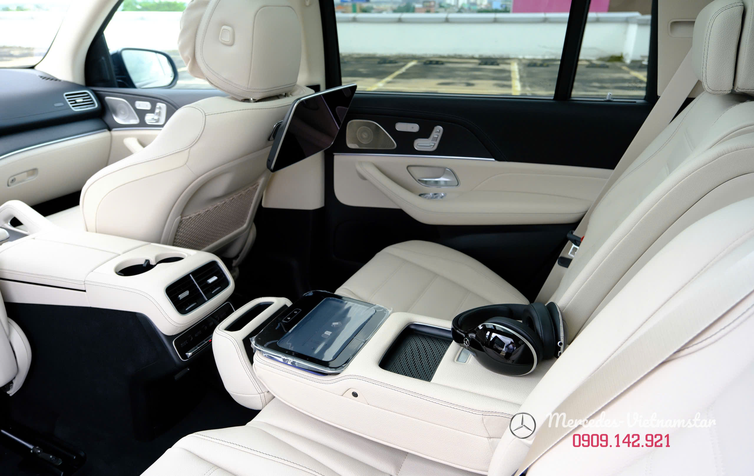 Mercedes-Benz GLS 450 Edition 30 36 Bảng điều khiển tích hợp trên tựa tay khoang sau GLS 450 Edition 30.