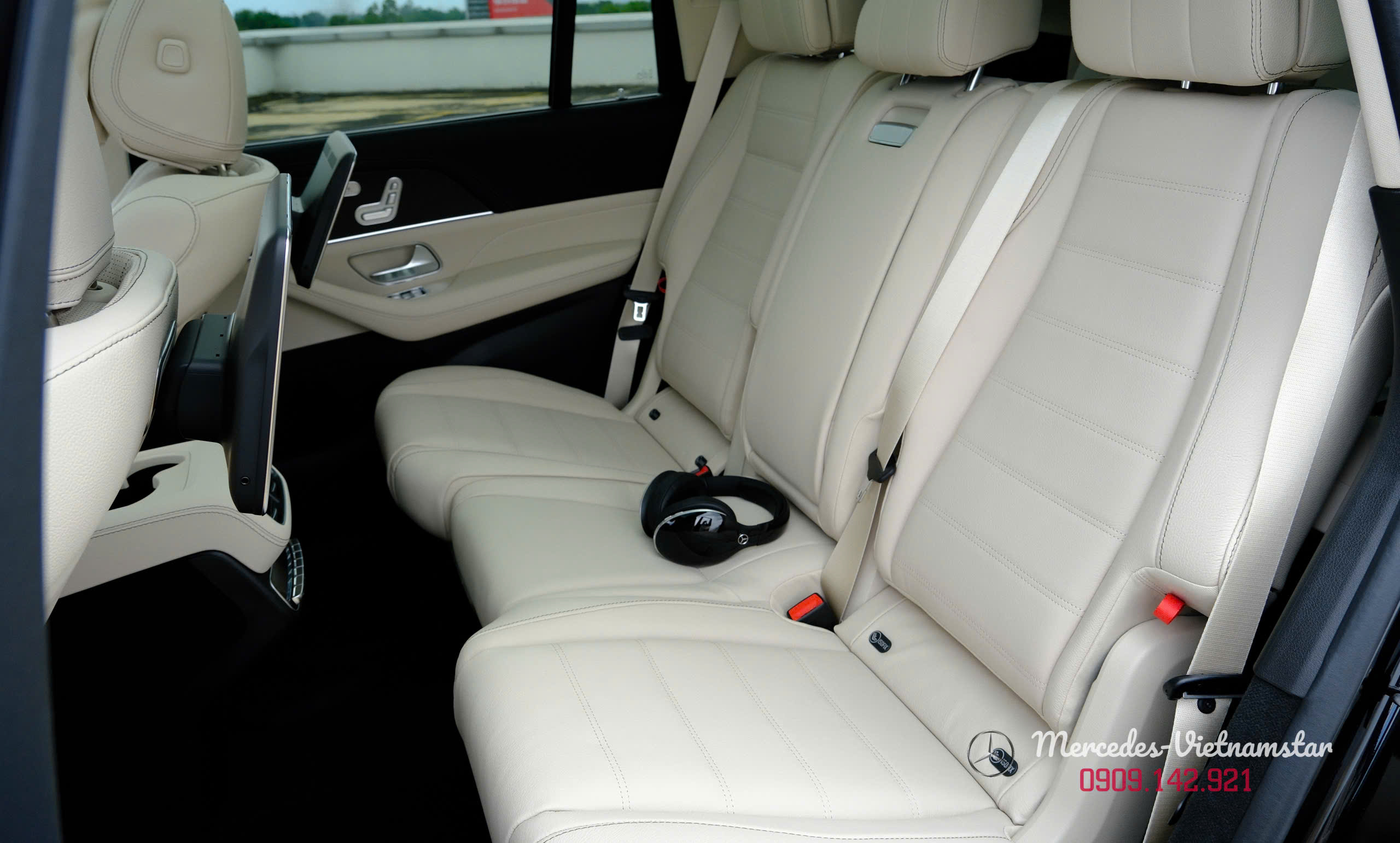 Mercedes-Benz GLS 450 Edition 30 33 Tai nghe chuyên dụng kết nối với màn hình giải trí GLS 450 Edition 30.