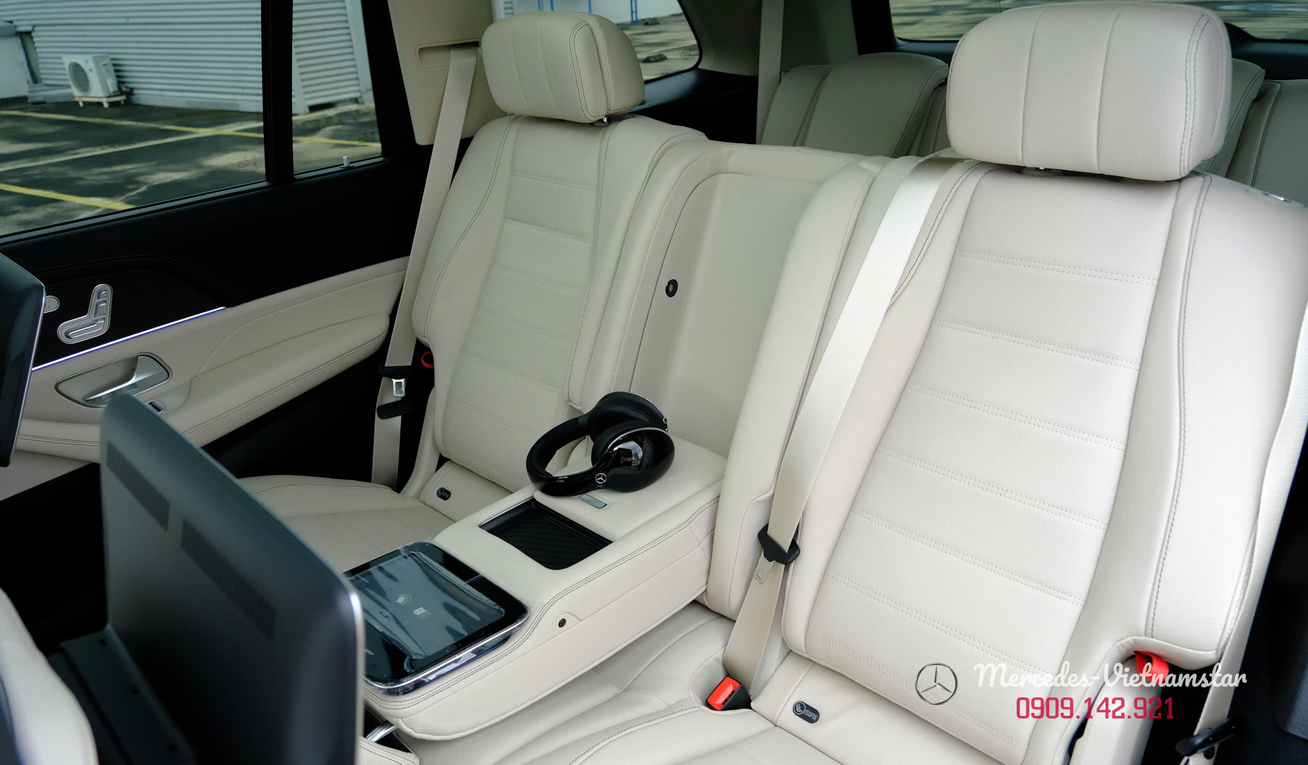 Mercedes-Benz GLS 450 Edition 30 30 Khoang sau GLS 450 Edition 30 trang bị MBUX High-End Rear Seat Entertainment.