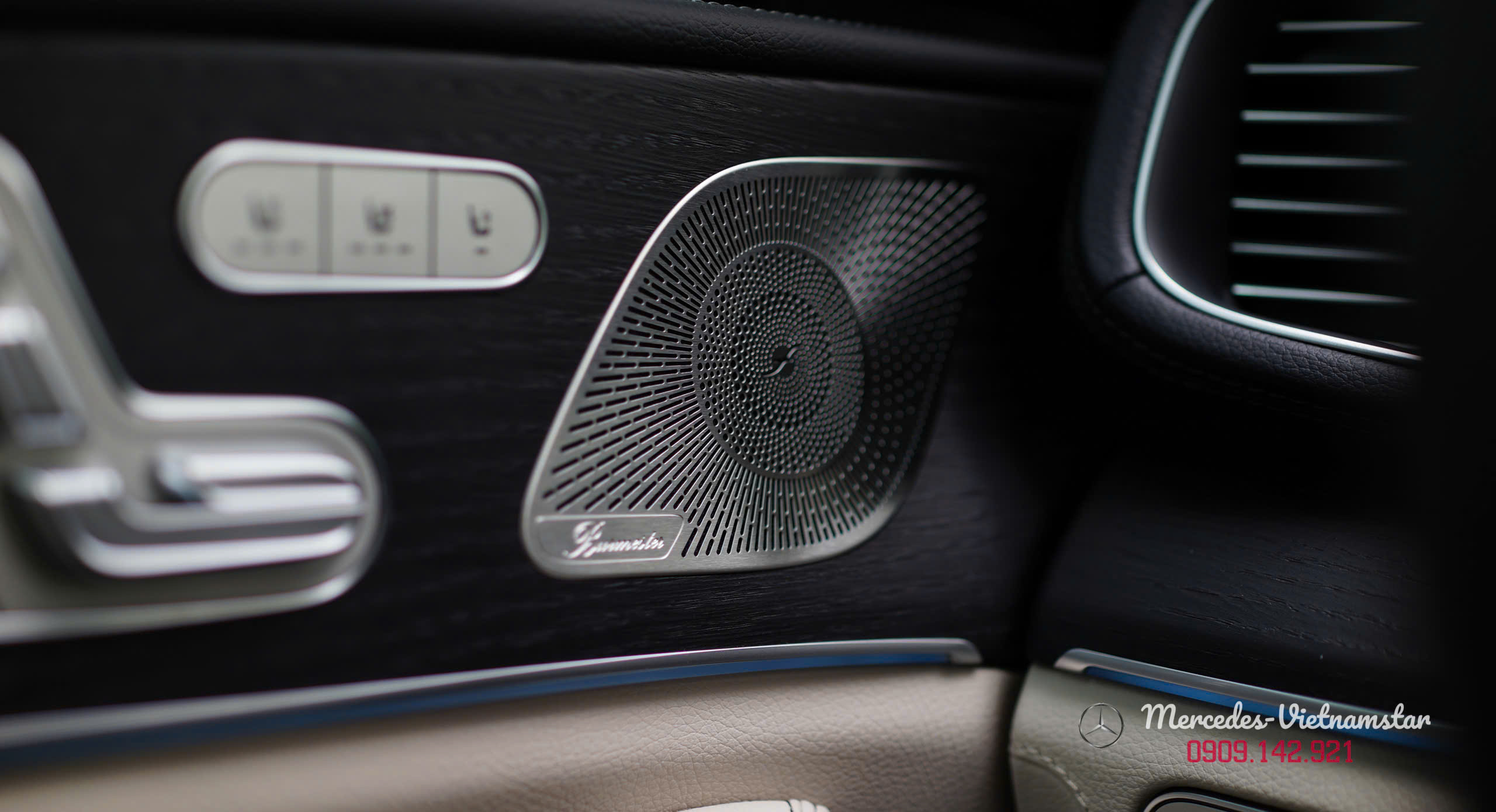 Mercedes-Benz GLS 450 Edition 30 39 Cận cảnh lưới loa Burmester với chi tiết kim loại và logo trên GLS 450 Edition 30.