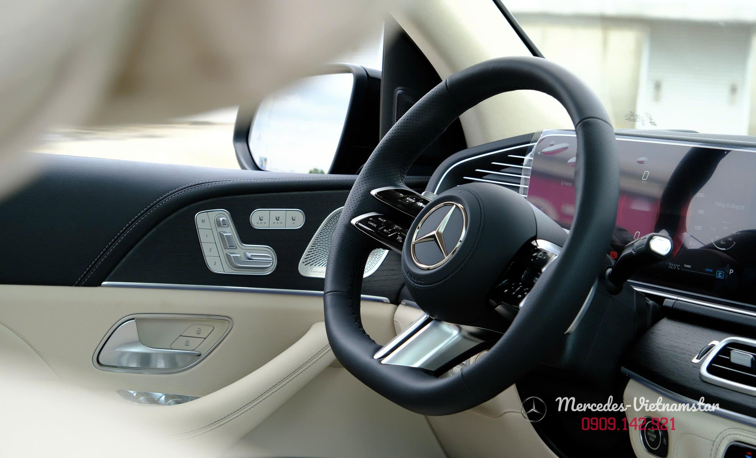 Mercedes-Benz GLS 450 Edition 30 38 Vô lăng 3 chấu bọc da kết hợp màu Be và Đen trong khoang lái GLS 450 Edition 30.