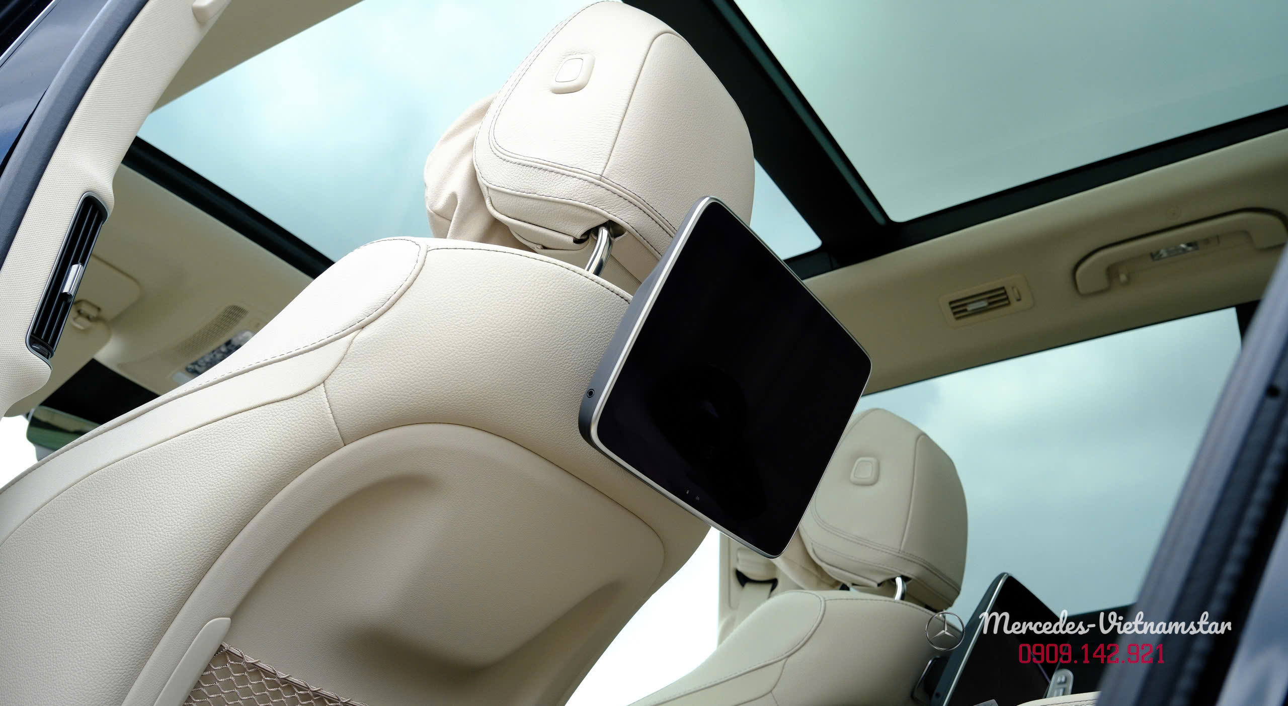 Mercedes-Benz GLS 450 Edition 30 29 Ánh sáng từ cửa sổ trời Panorama chiếu vào khoang sau GLS 450 Edition 30.