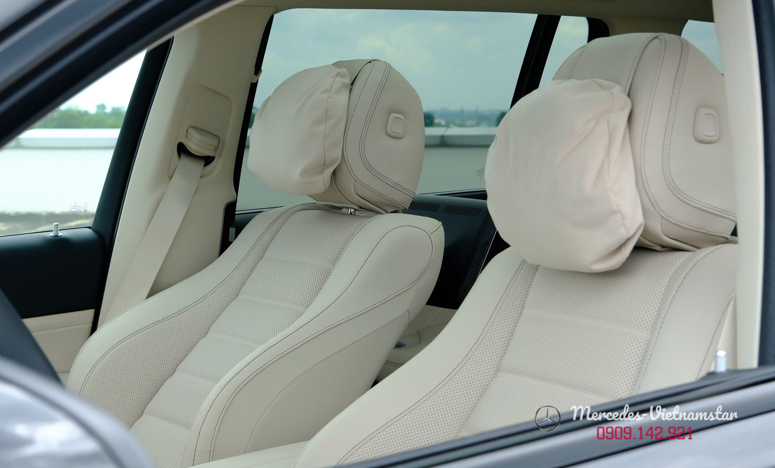 Mercedes-Benz GLS 450 Edition 30 32 Tựa đầu có đệm lót phụ (comfort headrest) cho hàng ghế sau GLS 450 Edition 30.