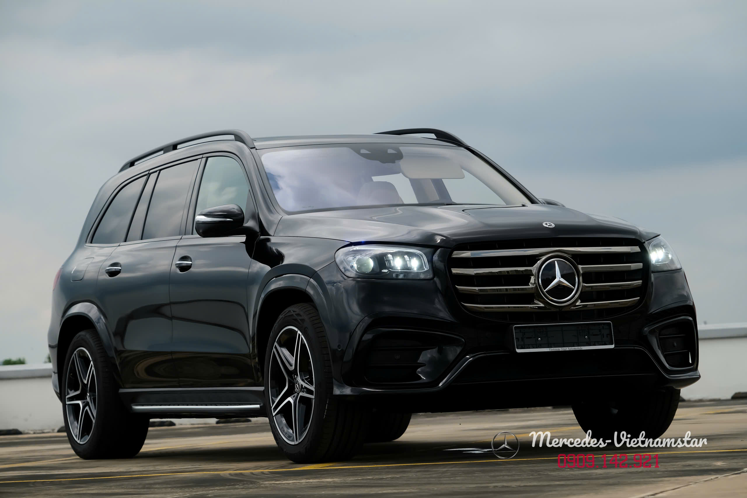 Mercedes-Benz GLS 450 Edition 30 11 GLS 450 Edition 30 với gói ngoại thất AMG Line thể thao.