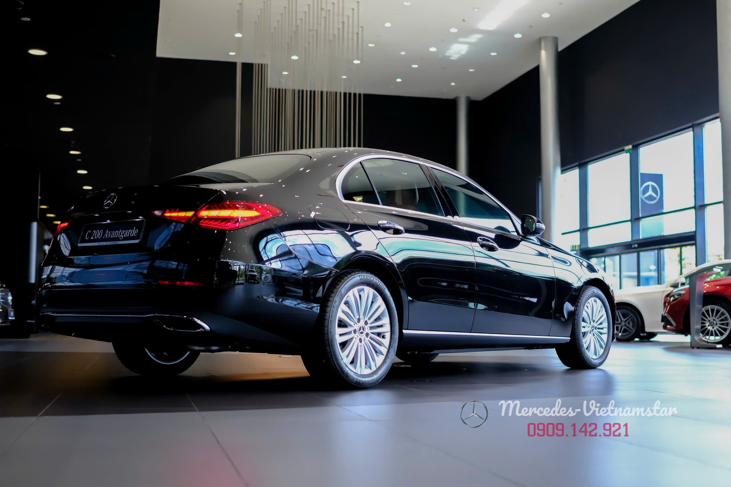 C 200 Avantgarde 24 Tổng thể ngoại thất C200 màu Đen Obsidian sang trọng.