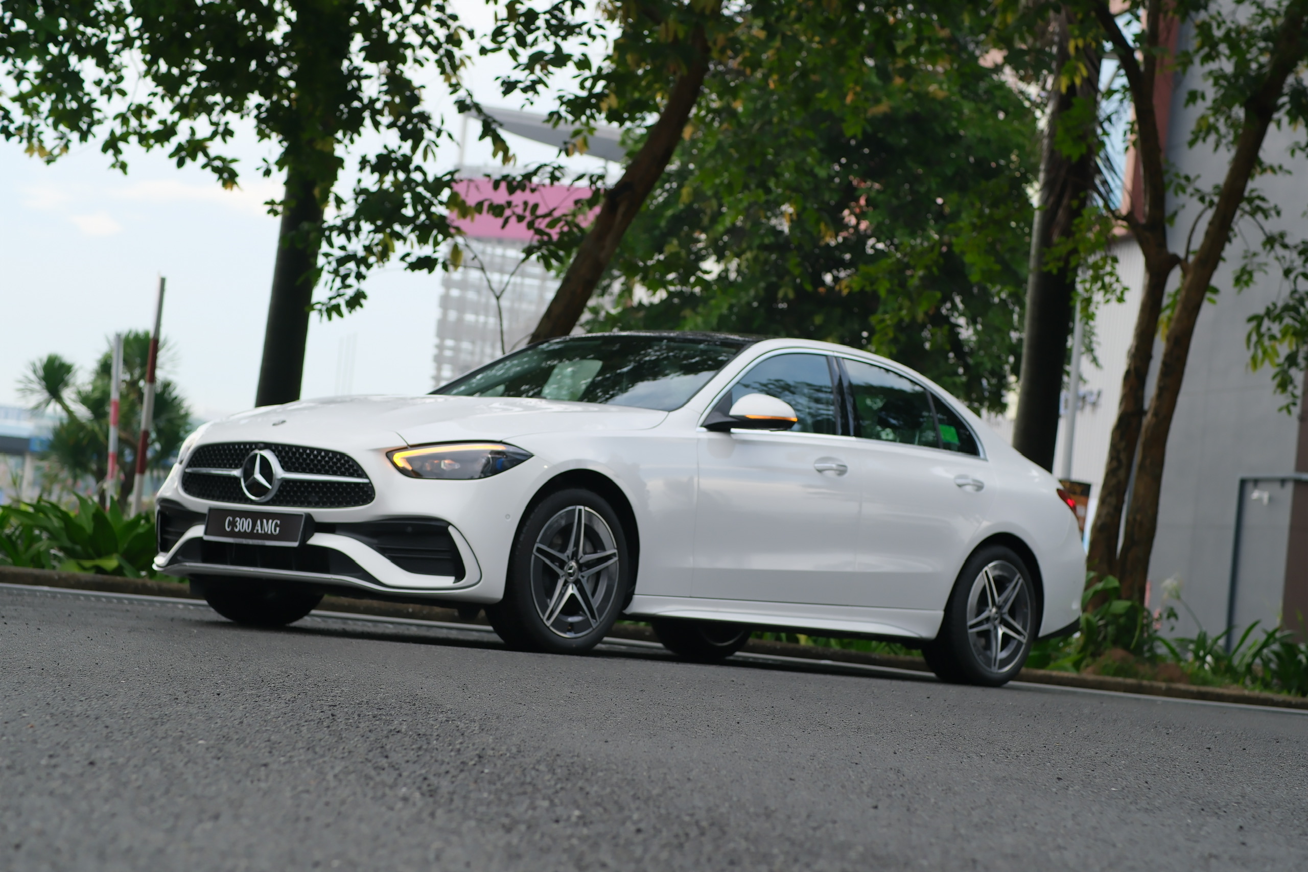 Mercedes-Benz C 300 AMG 9 Mâm hợp kim AMG 18 inch (hoặc 19 inch) thiết kế đa chấu kép thể thao.