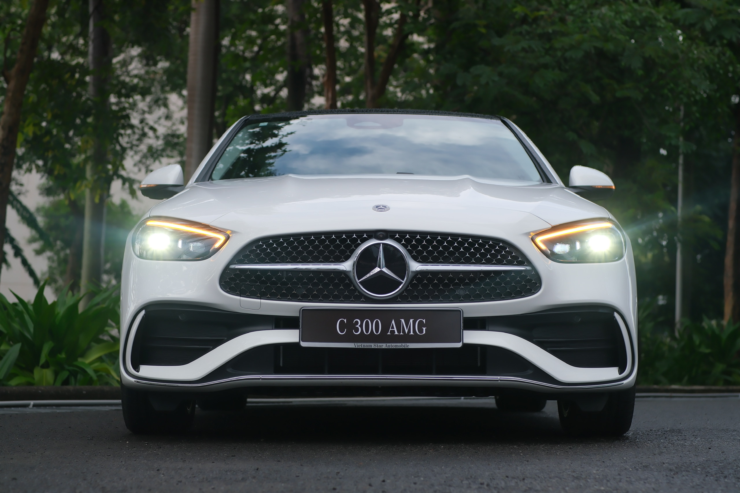 Mercedes-Benz C 300 AMG 10 Lưới tản nhiệt tạo hình ngôi sao 3D (Diamond Grille) trên đầu xe C300 AMG.