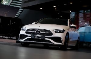 Mercedes C300 AMG với gói ngoại thất AMG Line đậm chất thể thao.