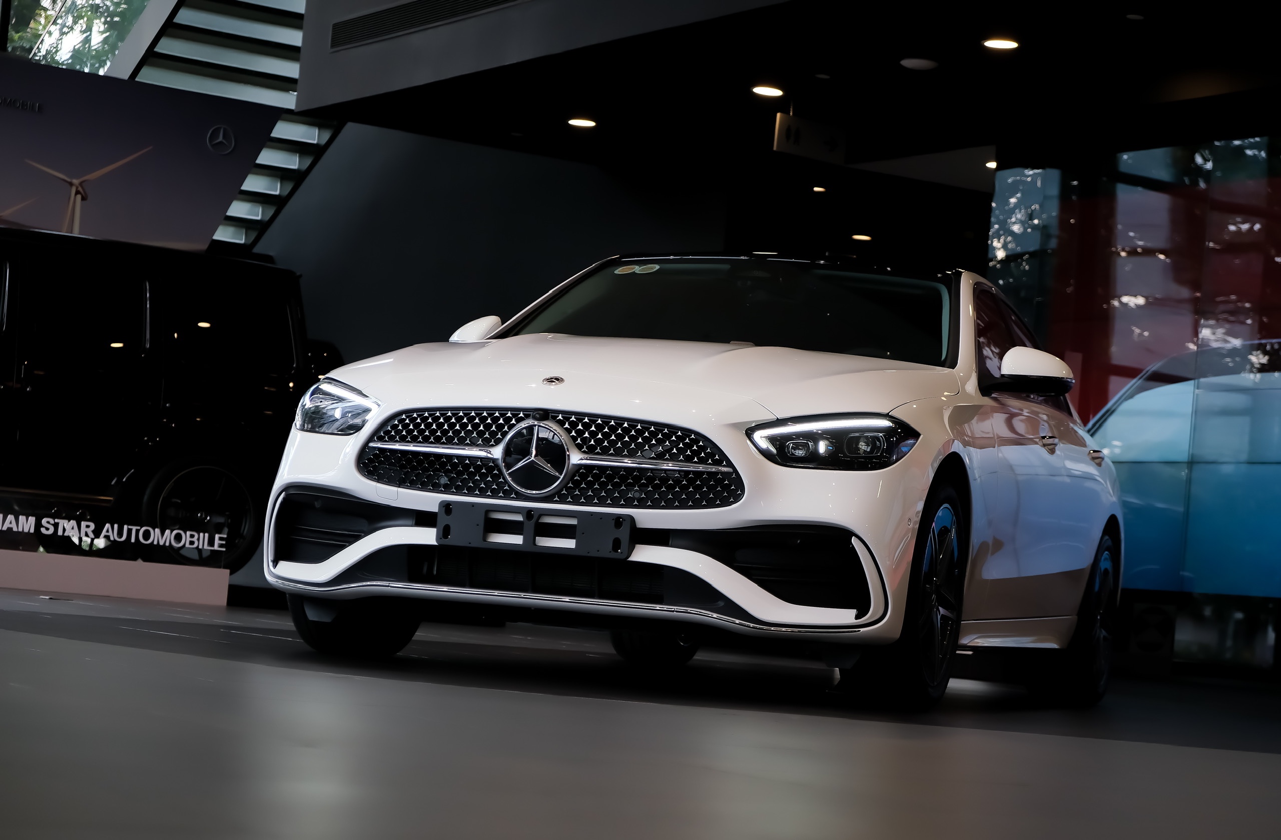 Mercedes C300 AMG với gói ngoại thất AMG Line đậm chất thể thao.