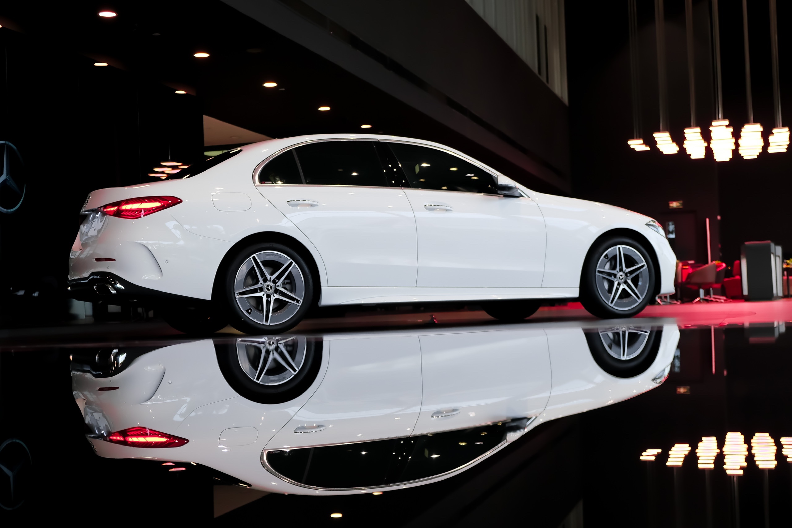 Mercedes-Benz C 300 AMG 11 Hình ảnh C300 AMG phiên bản Sedan thể thao, màu Trắng/Đen Obsidian.