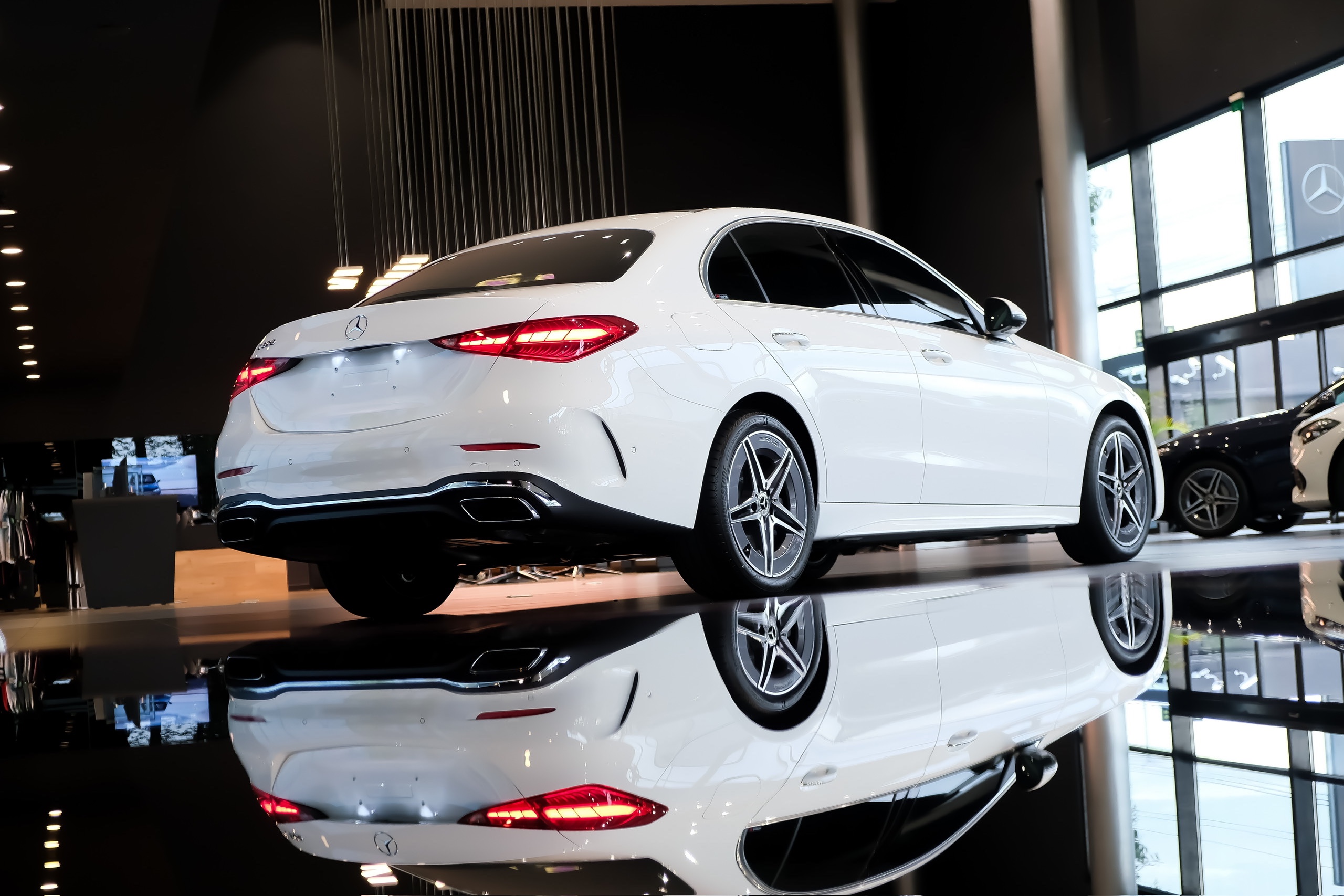 Mercedes-Benz C 300 AMG 23 Đèn hậu LED mới mẻ, vuốt nhọn, hoàn thiện vẻ ngoài của C300 AMG.