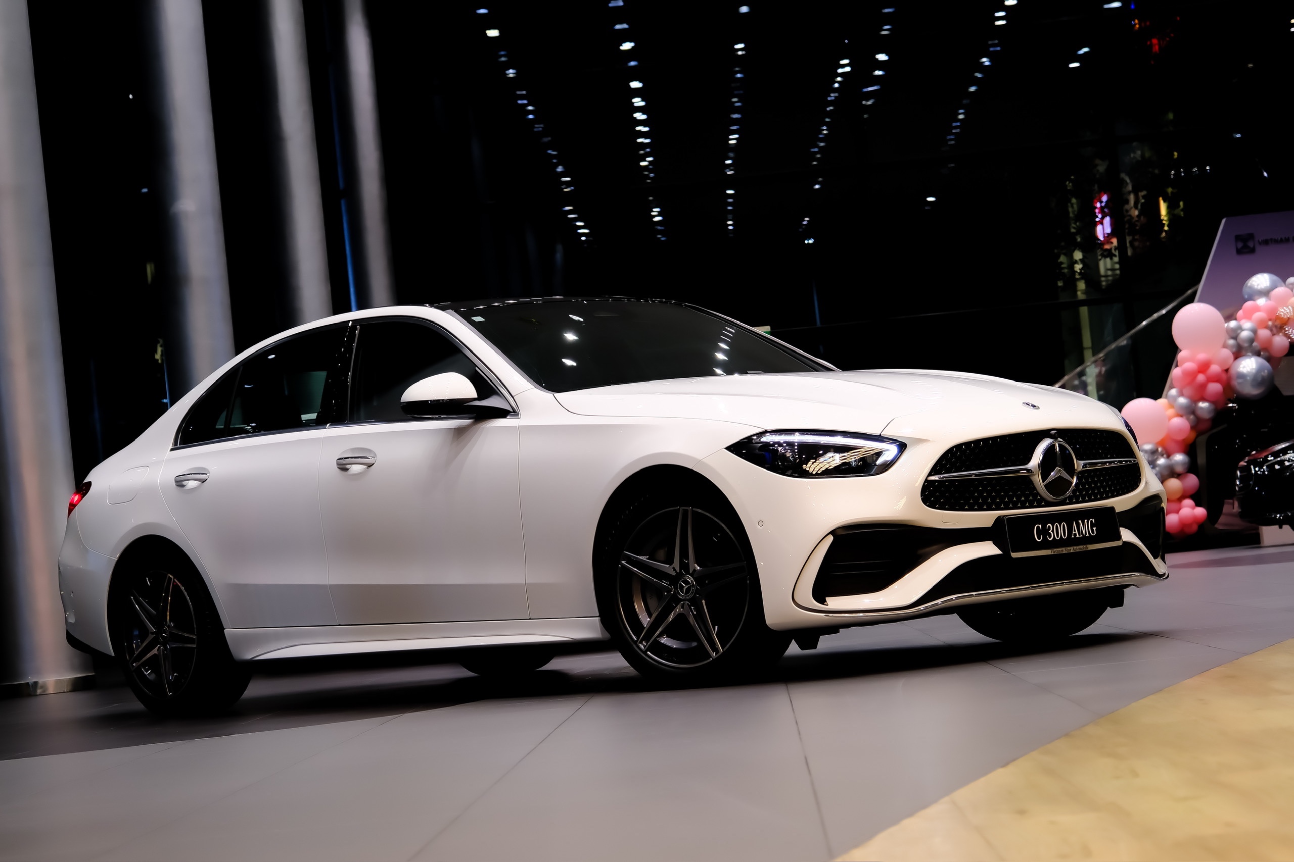 Mercedes-Benz C 300 AMG 24 Cản trước AMG hầm hố và khe hút gió lớn, tăng tính khí động học cho C300.