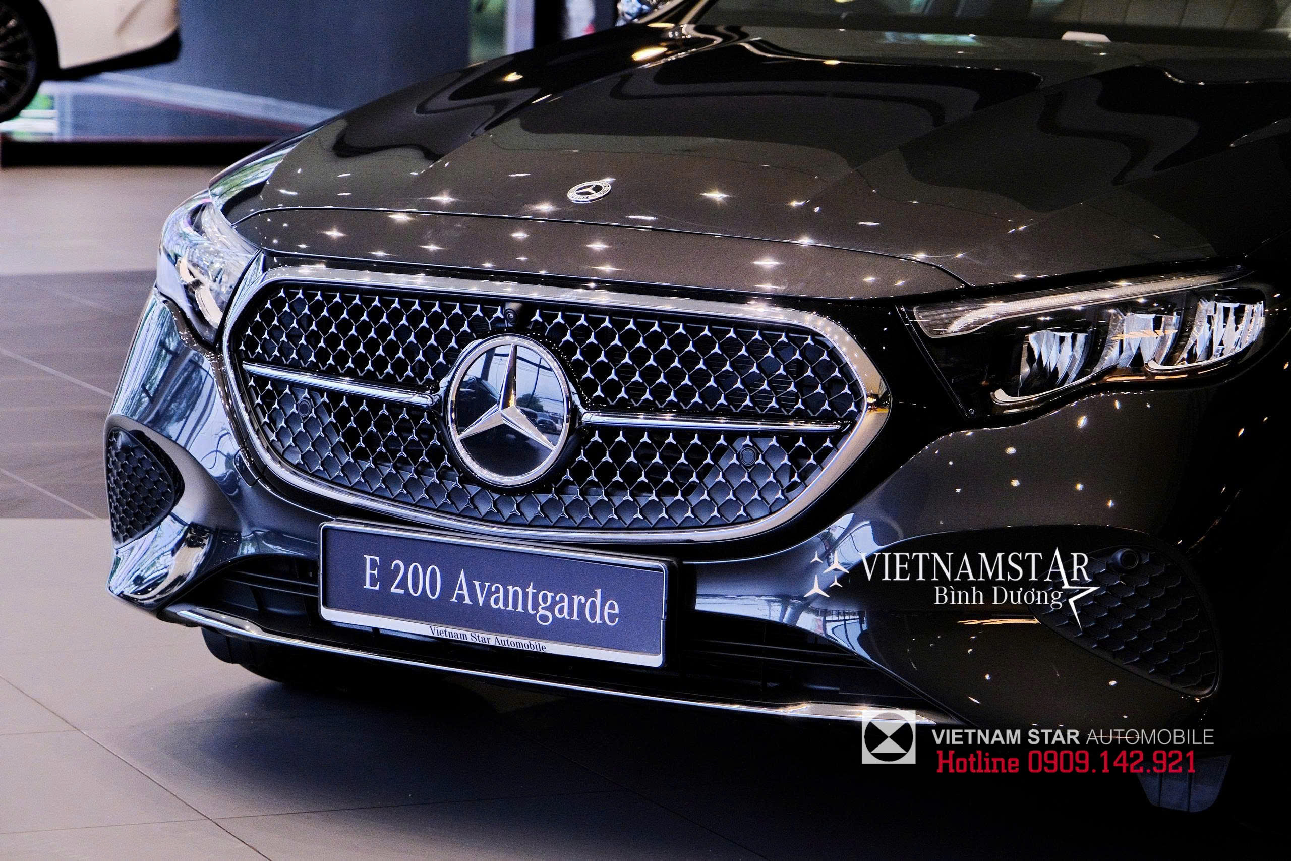 Mercedes-Benz E 200 Avantgarde 10 ngoại thất mercedes e 200 avantgarde 2025 lưới tản nhiệt chrome và logo ngôi sao lớn