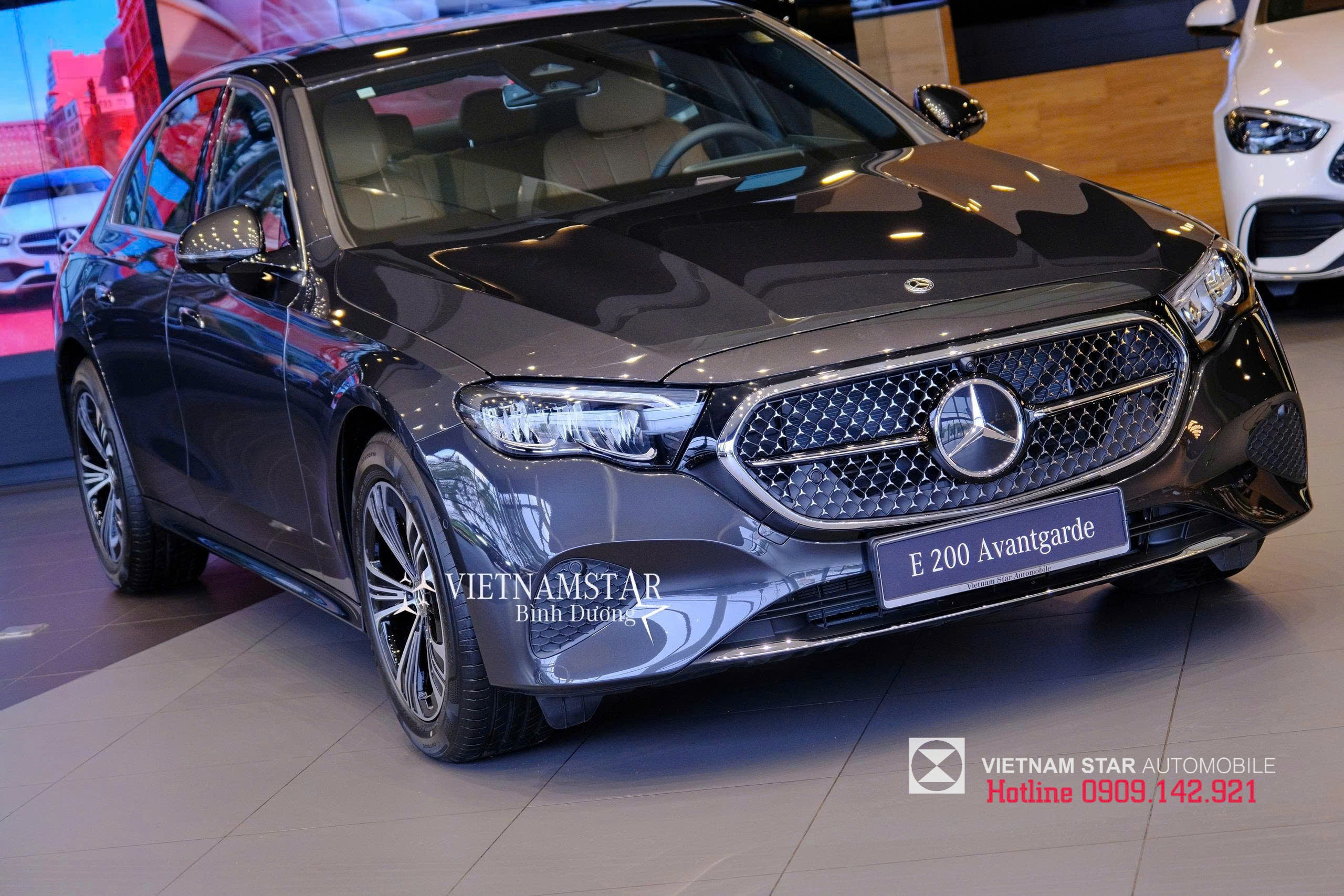 Mercedes-Benz E 200 Avantgarde 7 lưới tản nhiệt e 200 avantgarde 2025 với họa tiết kim cương và logo ngôi sao lớn