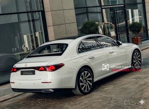 E 200 Exclusive Class All New 2025 2 cụm đèn hậu LED dạng ngôi sao và viền chrome tinh tế trên mercedes e200 exclusive 2025