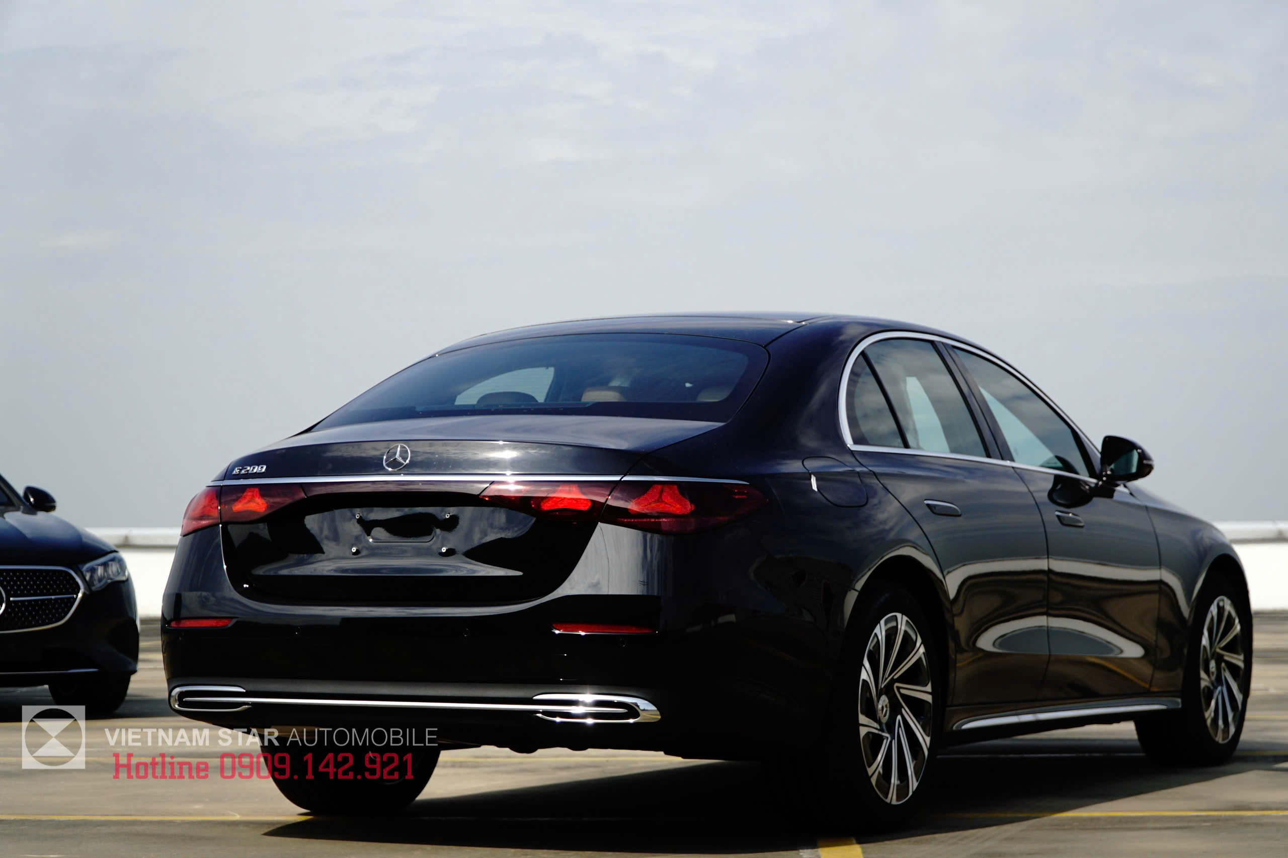 E 200 Exclusive Class All New 2025 17 đuôi xe mercedes e 200 exclusive 2025 cụm đèn hậu LED hình ngôi sao ba cánh