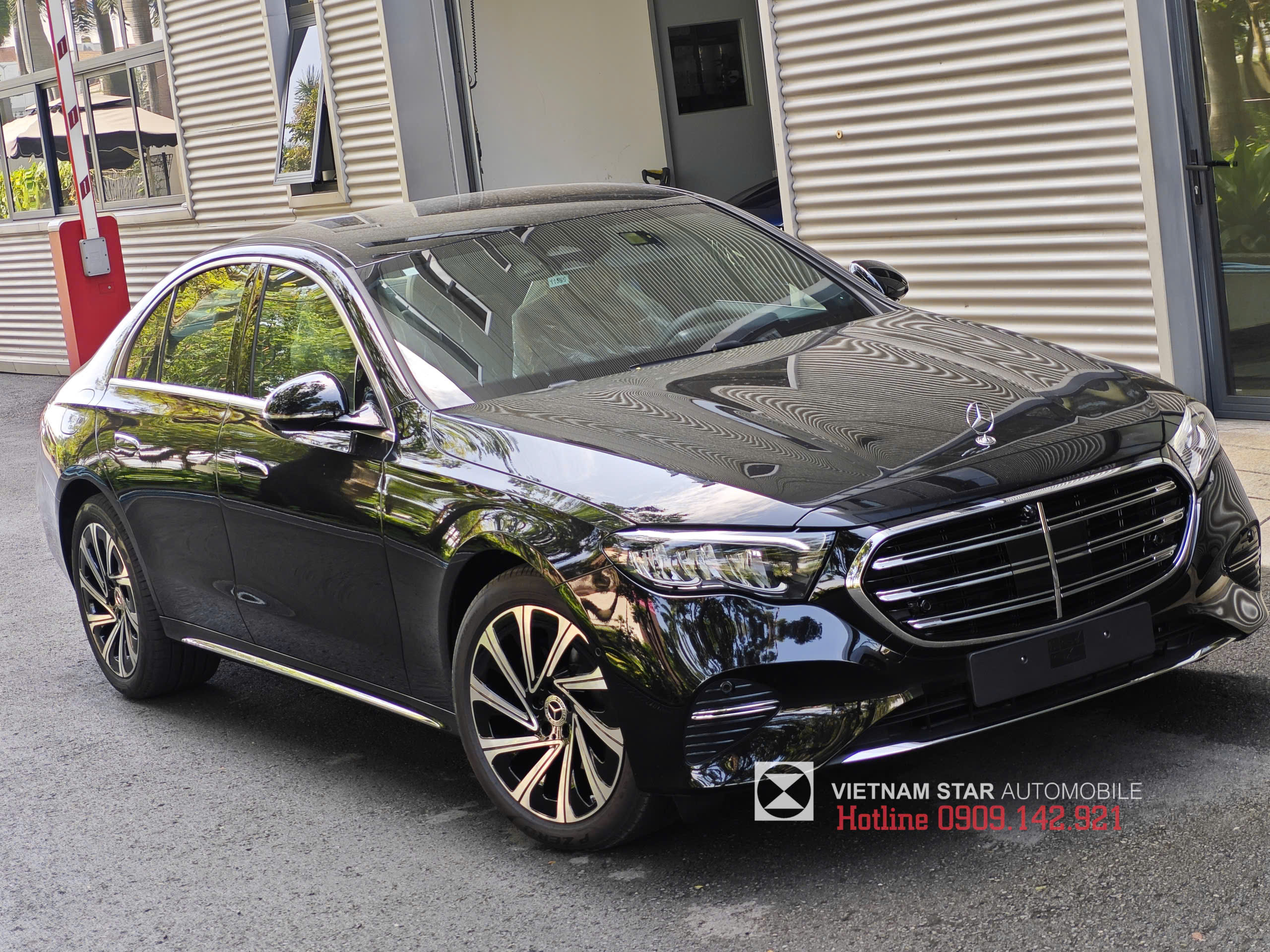 E 200 Exclusive Class All New 2025 6 đầu xe mercedes e200 exclusive 2025 lưới tản nhiệt chrome 3 nan đôi sang trọng