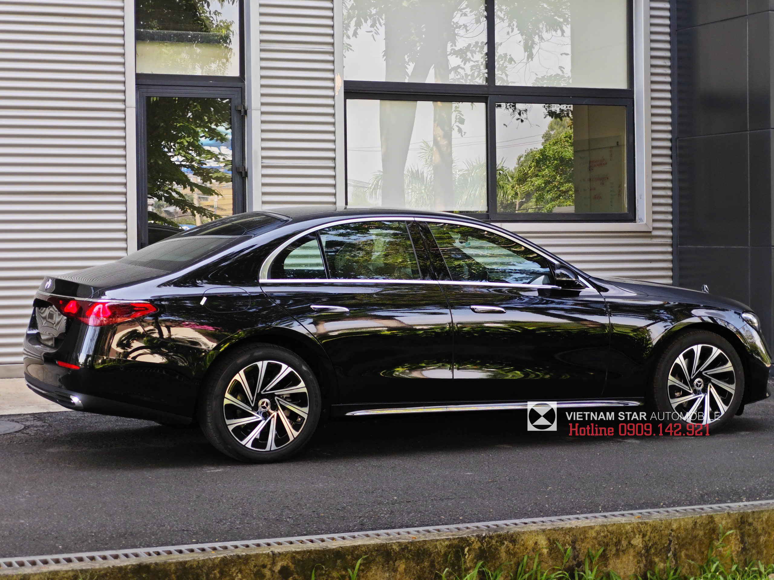 E 200 Exclusive Class All New 2025 12 Hình ảnh đuôi xe E200 exclusive 2025 all new ở Việt nam