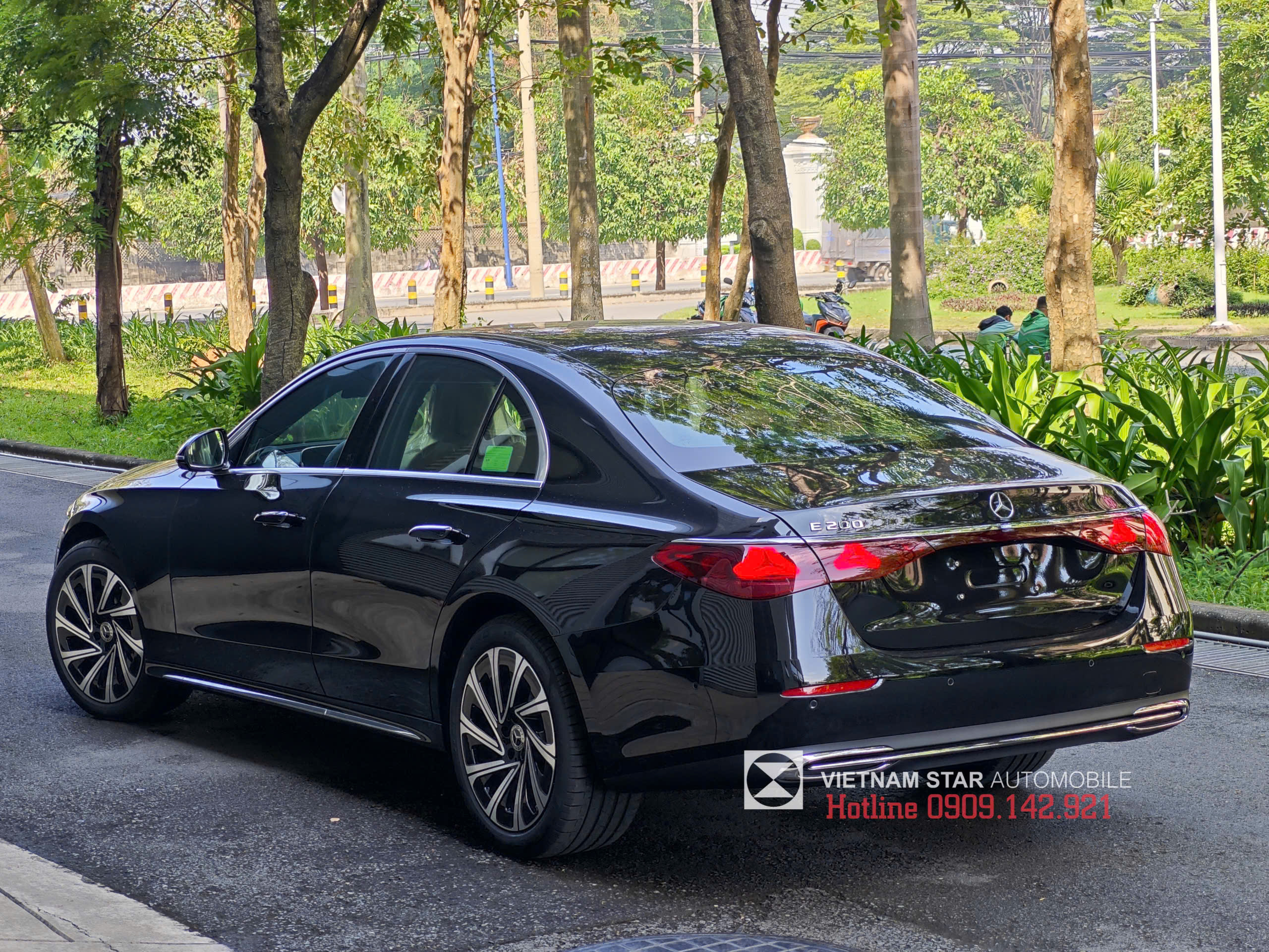 E 200 All New 2025 22 đuôi xe mercedes e 200 exclusive 2025 với cản sau chrome thanh mảnh và ống xả được ẩn tinh tế