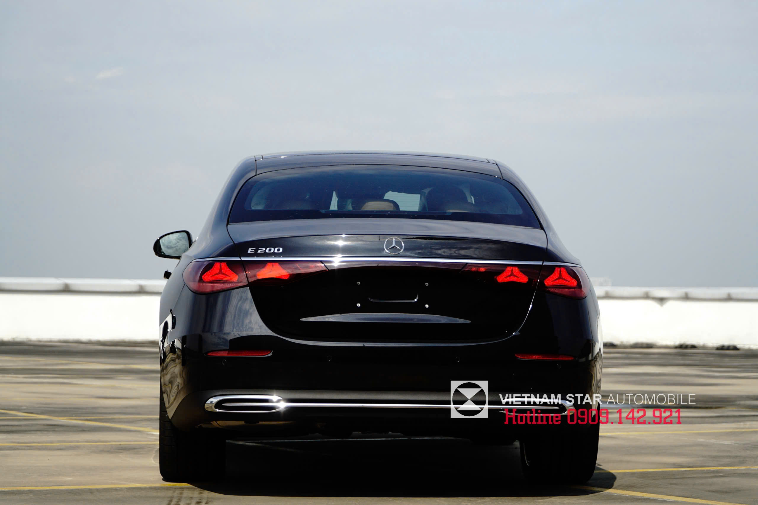 E 200 Exclusive Class All New 2025 18 thiết kế đuôi xe mercedes e200 exclusive all new 2025 với đường nét thanh lịch và cản sau chrome