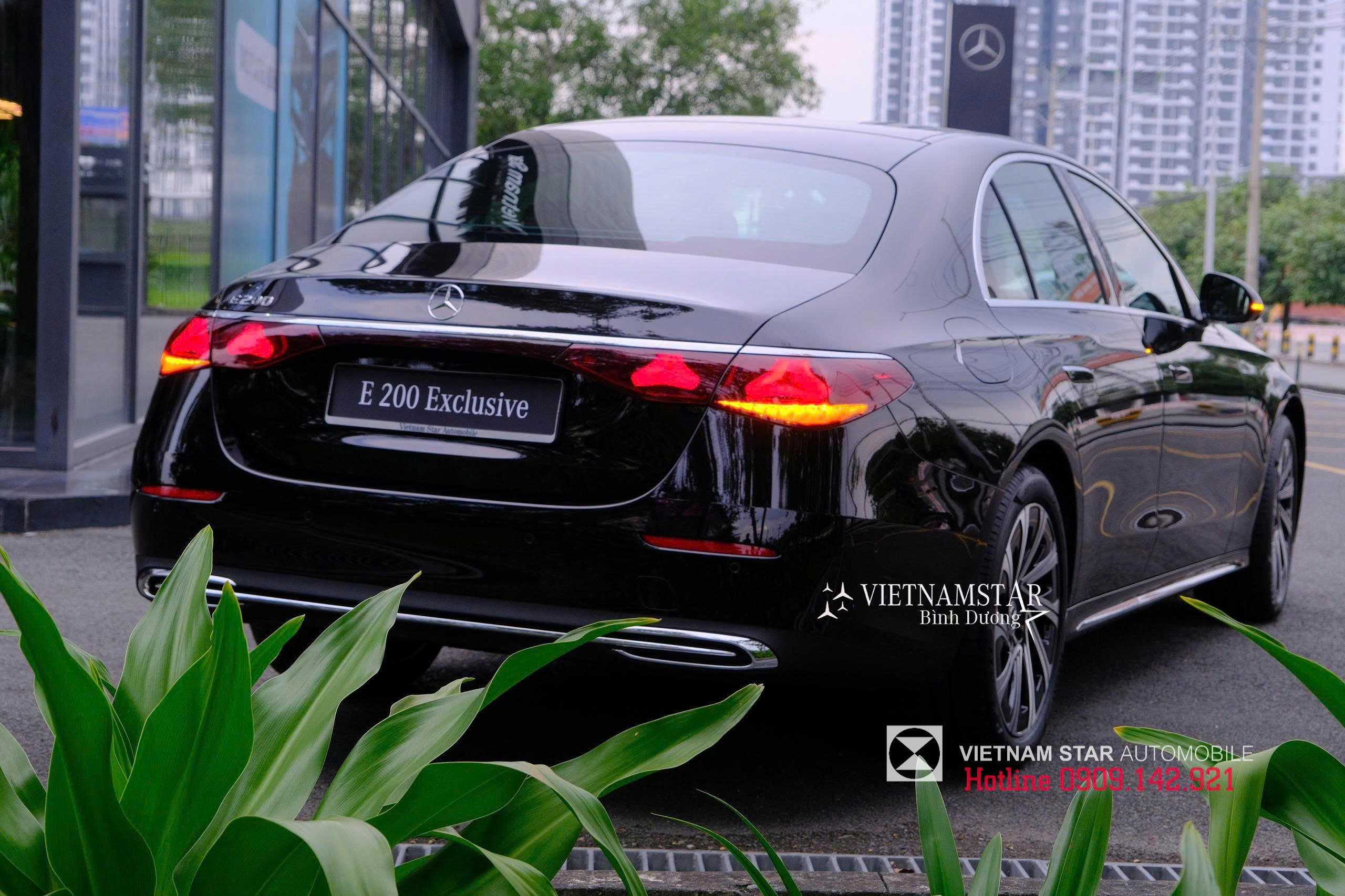 E 200 Exclusive Class All New 2025 33 góc chụp 3/4 phía sau e200 exclusive 2025 thể hiện sự trang nhã