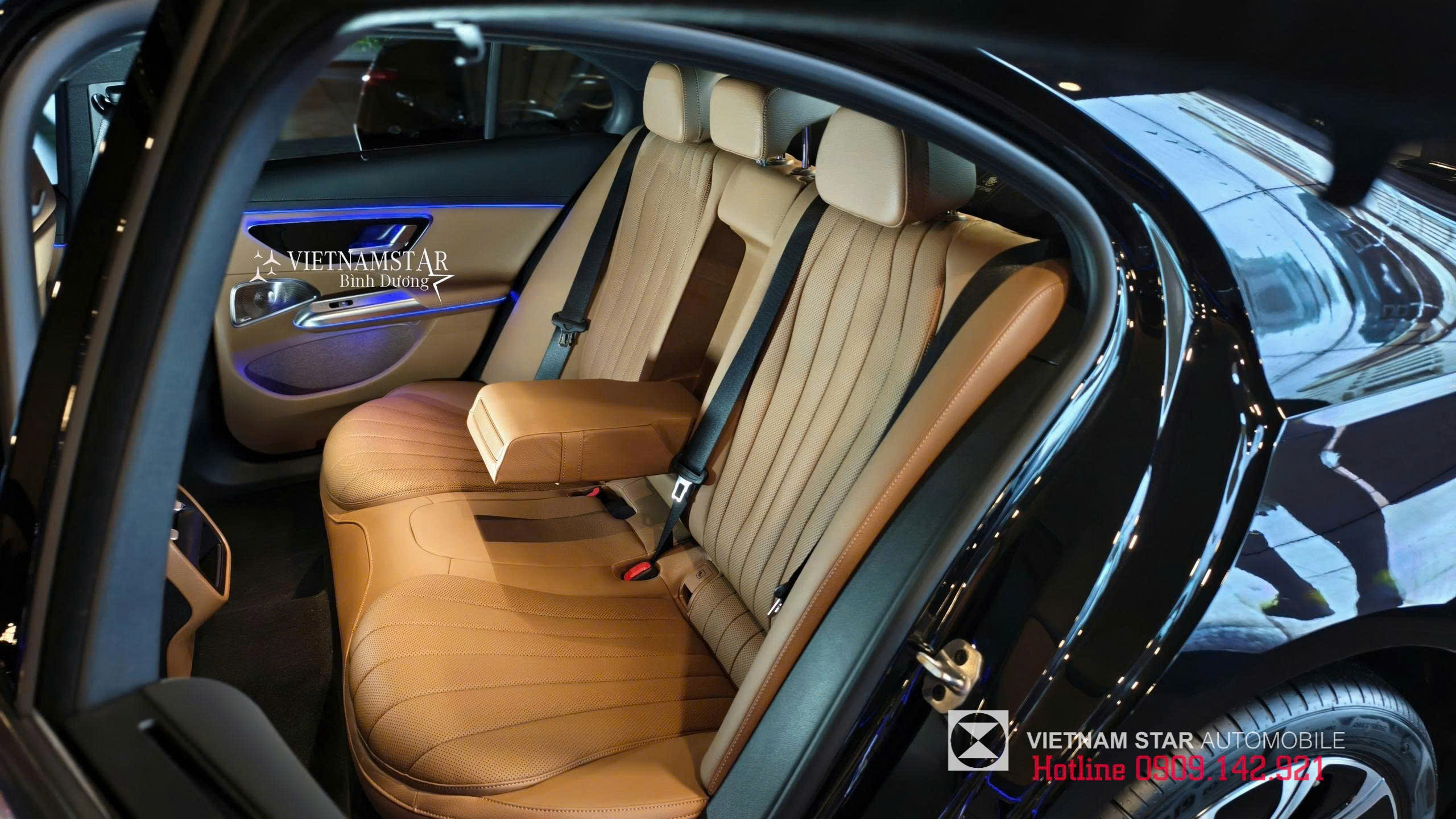 E 200 Exclusive Class All New 2025 31 không gian hàng ghế thứ 2 của E200 Exclusive 2025 có điều hòa THERMATIC 2 vùng độc lập