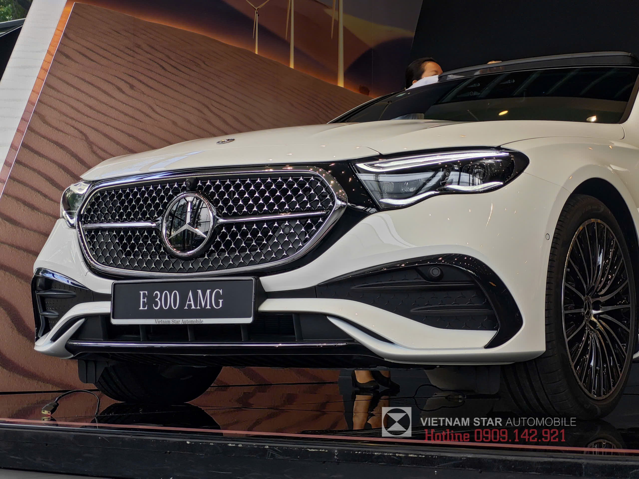 E 300 AMG 2025 "All New" 7 lưới tản nhiệt e300 amg 2025 với họa tiết ngôi sao ba cánh và viền chrome nổi bật