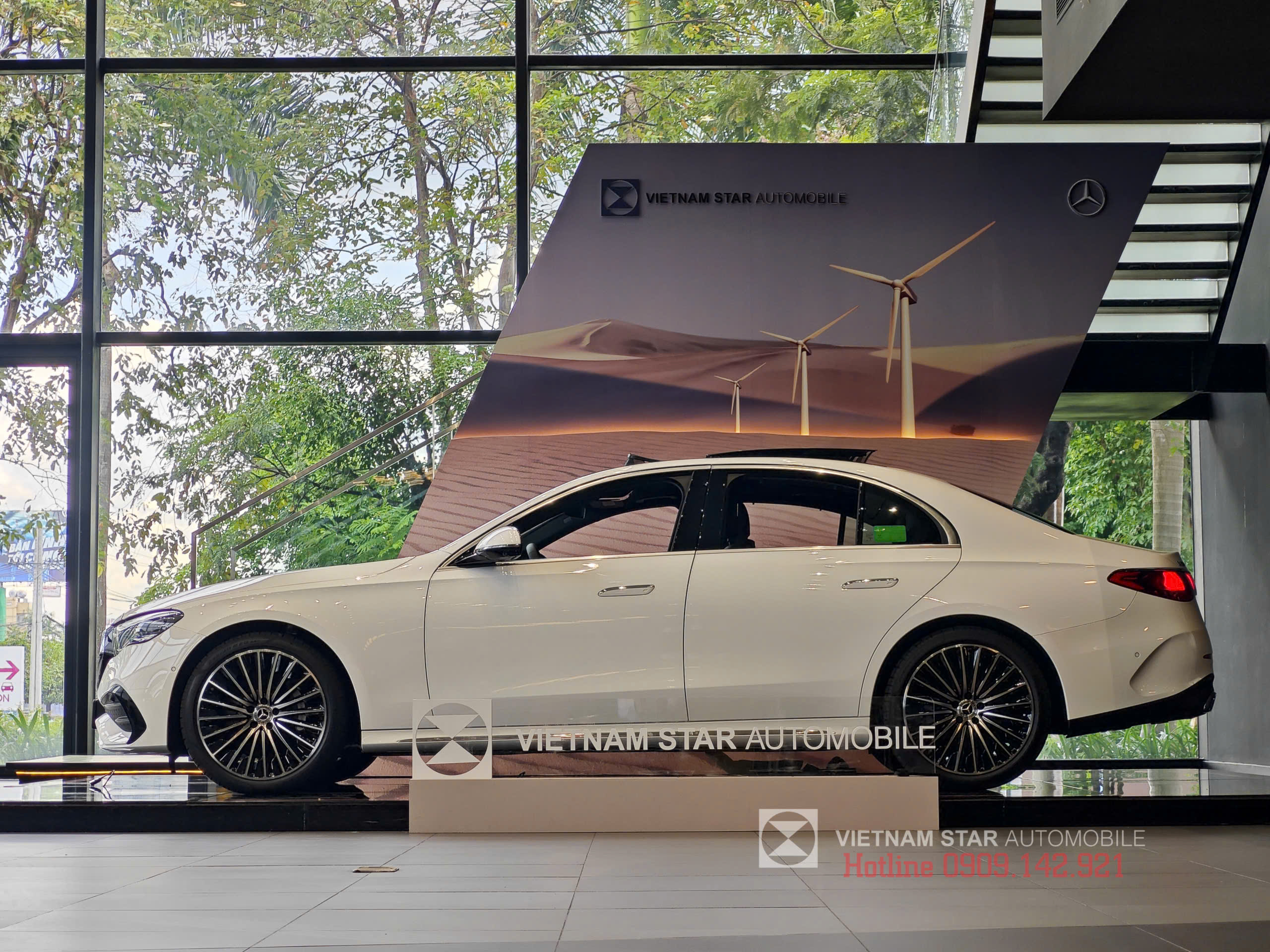 E 300 AMG 2025 "All New" 14 đuôi xe e300 2025 với đèn hậu led đồ họa ngôi sao ba cánh và thiết kế mới