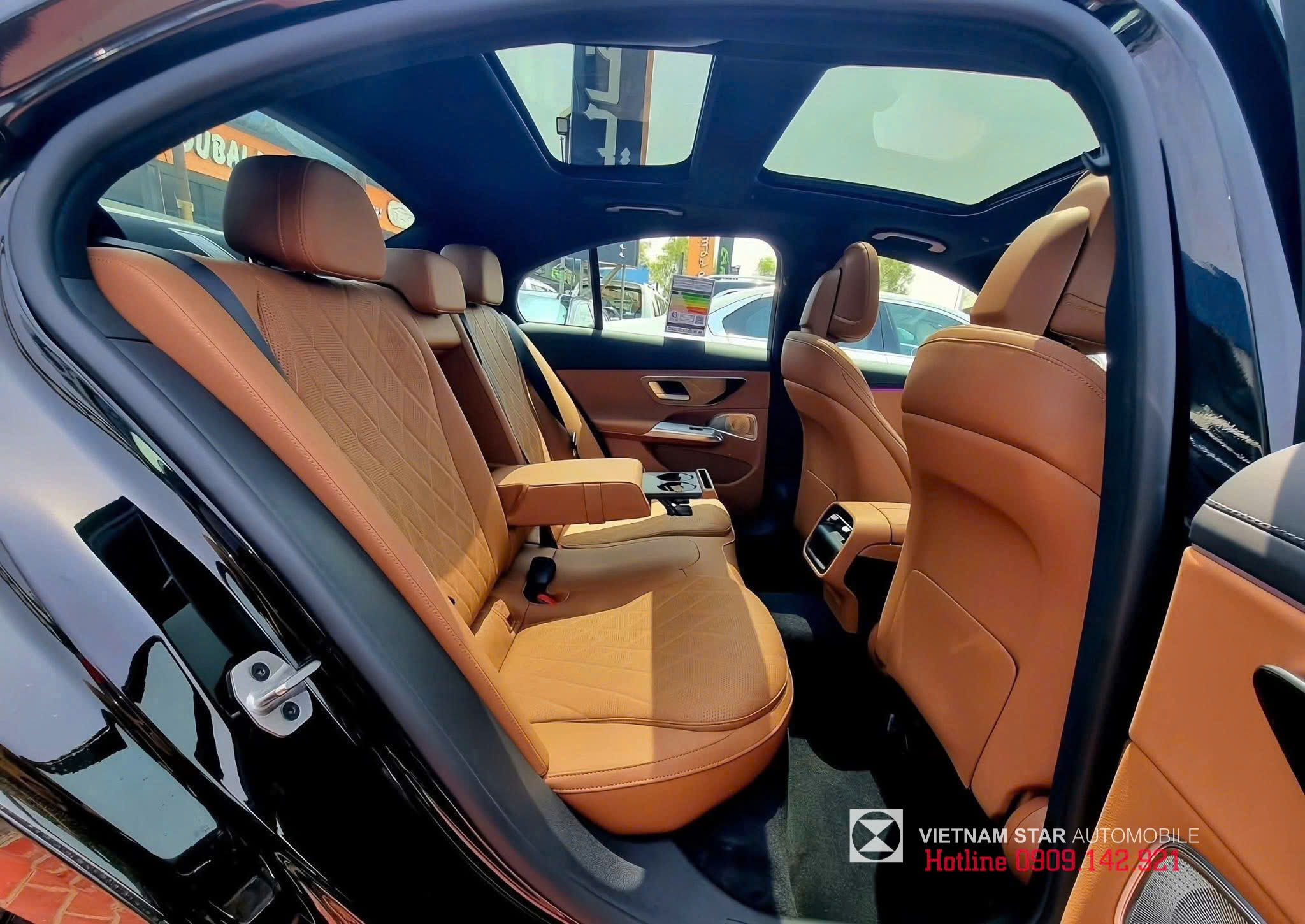 E 300 AMG All New 11 hàng ghế sau mercedes e 300 amg 2025 bọc da nâu có tựa tay