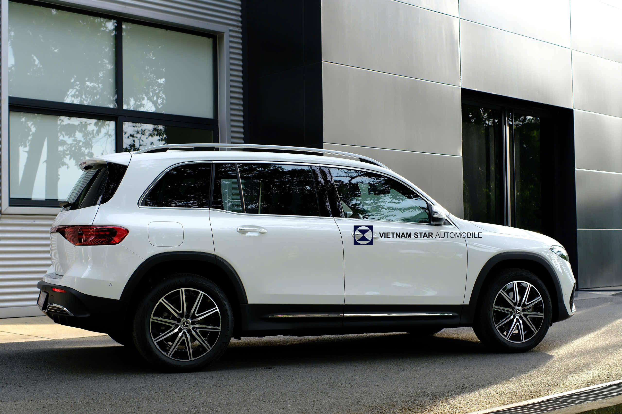 EQB 250+ 9 Tổng thể bên hông chiếc SUV điện Mercedes EQB 250+