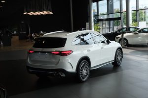 GLC 300 V2 2025 3 đuôi xe glc 300 với đèn hậu led mỏng dẹt và thanh chrome ngang cốp xe