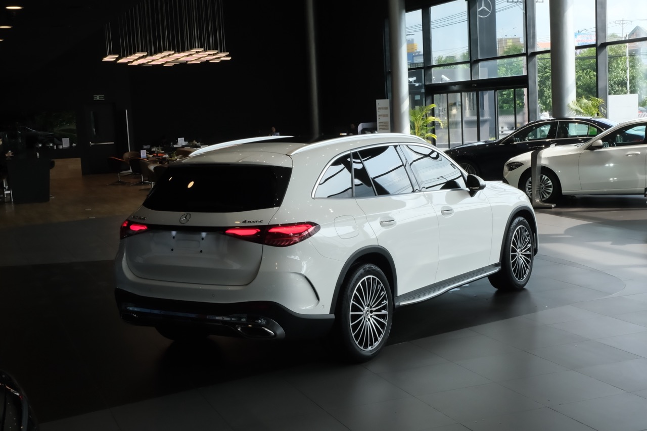 Mercedes-Benz GLC 300 2025 9 đuôi xe glc 300 với đèn hậu led mỏng dẹt và thanh chrome ngang cốp xe