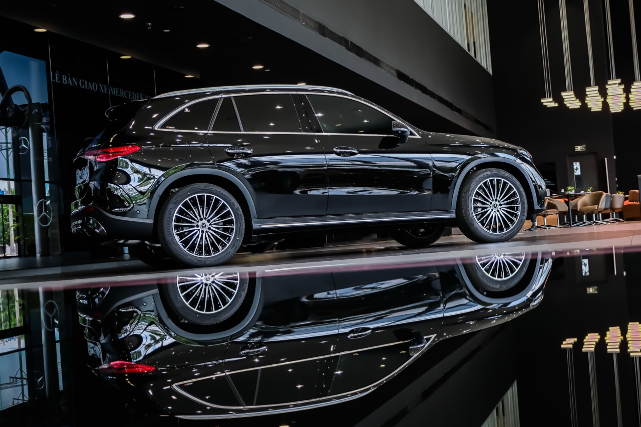 Mercedes-Benz GLC 300 2025 11 cánh lướt gió amg và ống xả kép mạ chrome trên glc 300 4matic