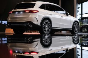 Mercedes-Benz GLC 300 2025 3 GLC 300 duoi xe