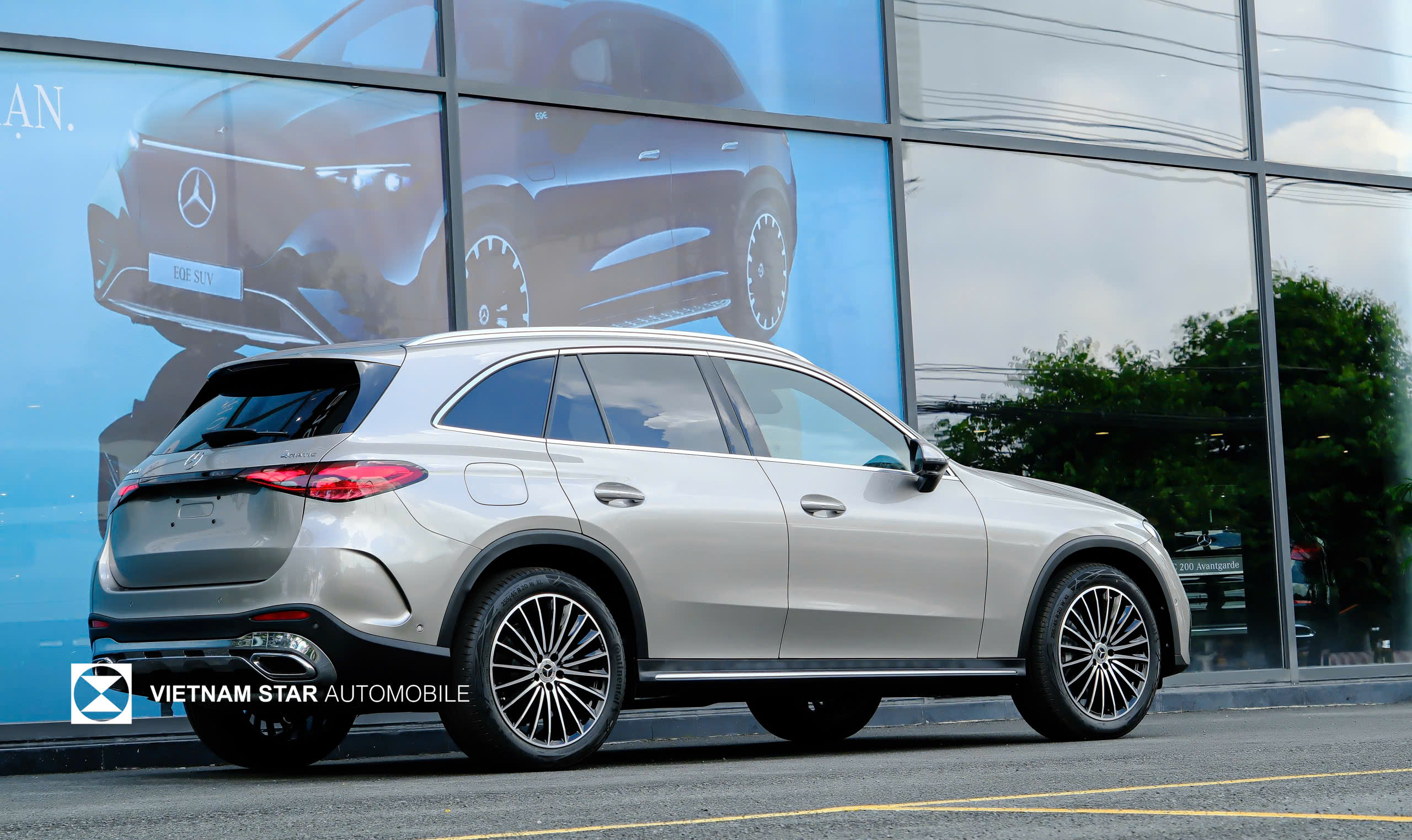 góc chụp 3/4 phía sau mercedes glc 300 2025 thể hiện đường nét sang trọng