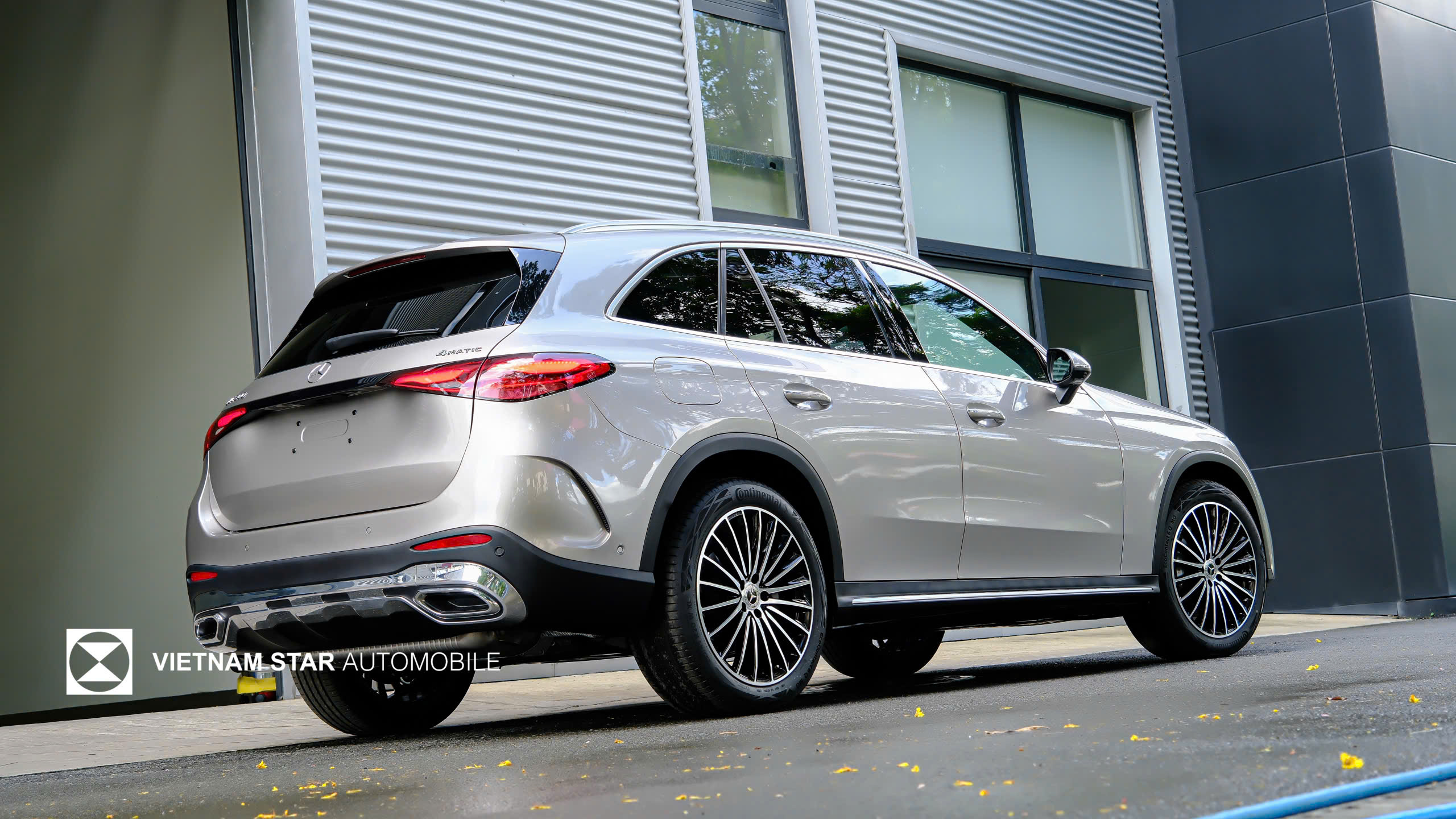 Mercedes-Benz GLC 300 2025 14 bậc lên xuống bằng nhôm tích hợp vào thân xe glc 300 amg line