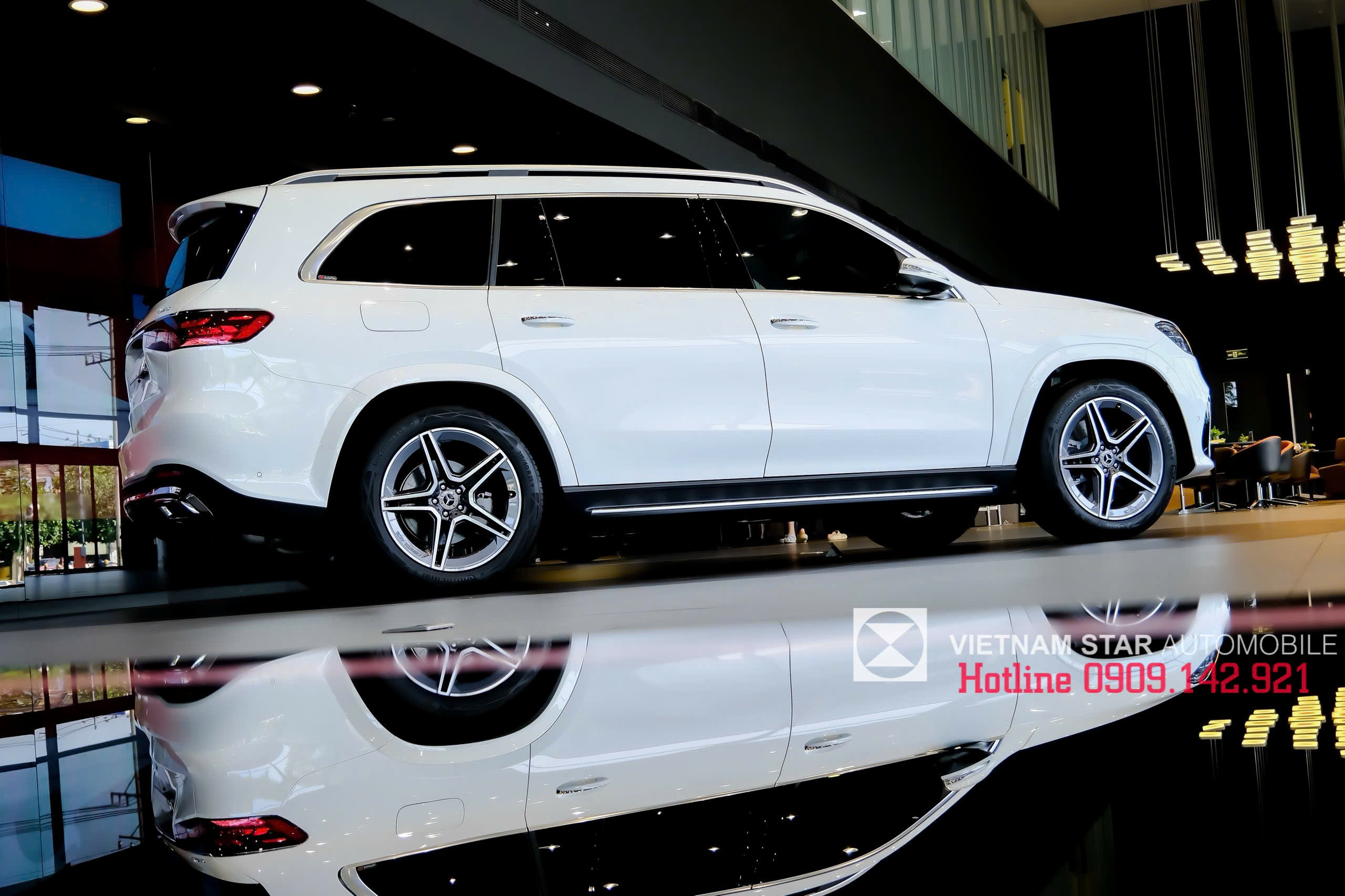 Mâm xe AMG 21-inch 5 chấu kép nổi bật trên thân xe GLS 450 2025 màu Trắng.