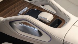 GLE 400e 4MATIC PHEV 5 Bệ tì tay trung tâm rộng rãi và tiện nghi trong GLE 400e 4MATIC.