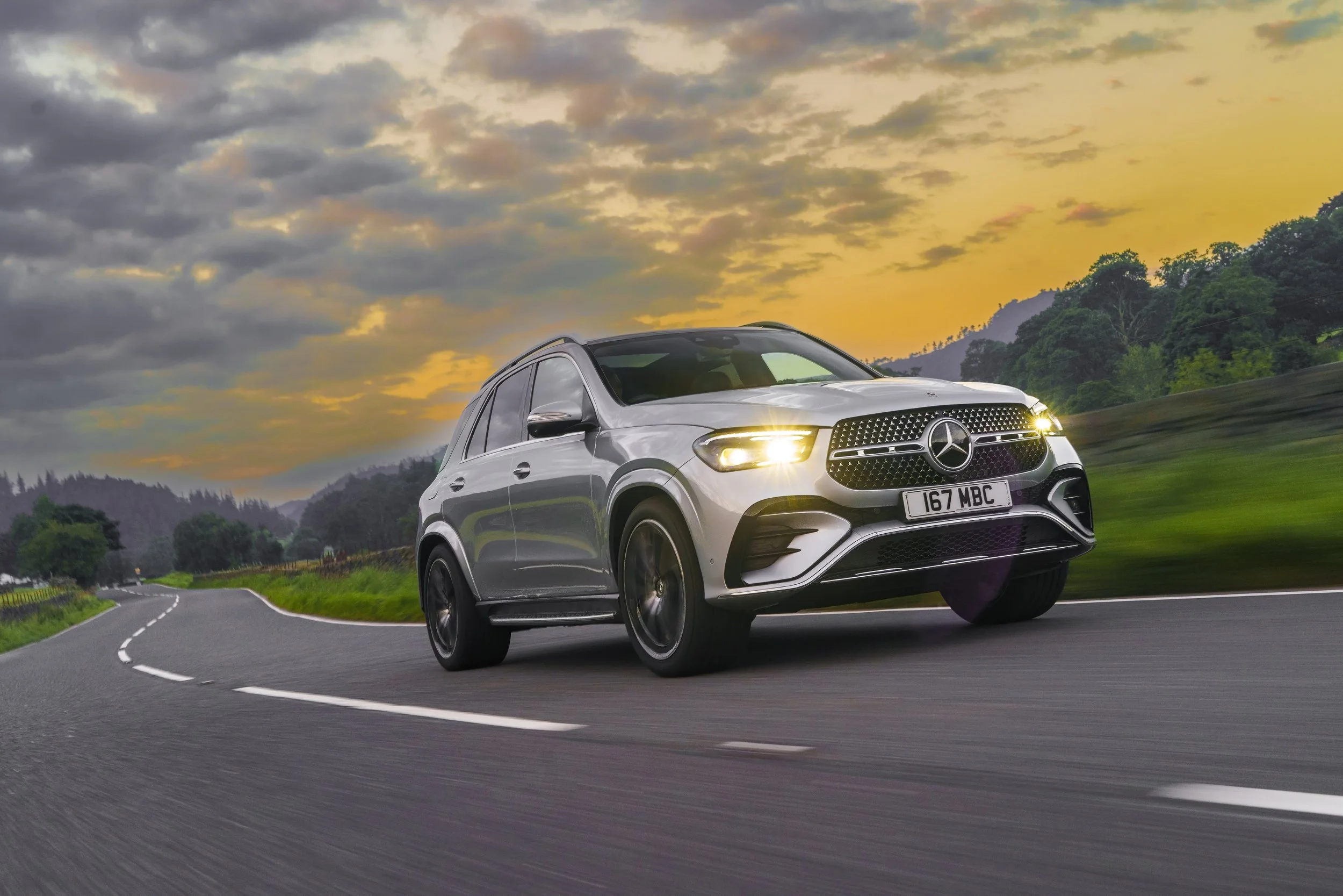 GLE 400e 4MATIC PHEV 16 Cụm đèn pha MULTIBEAM LED sắc sảo trên đầu xe GLE 400e.