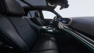 GLE 400e 4MATIC PHEV 6 Khoang nội thất GLE 400e với da cao cấp và ốp gỗ/carbon tinh xảo.