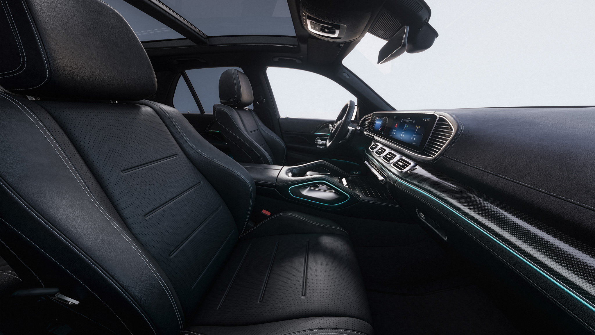 GLE 400e 4MATIC PHEV 23 Khoang nội thất GLE 400e với da cao cấp và ốp gỗ/carbon tinh xảo.